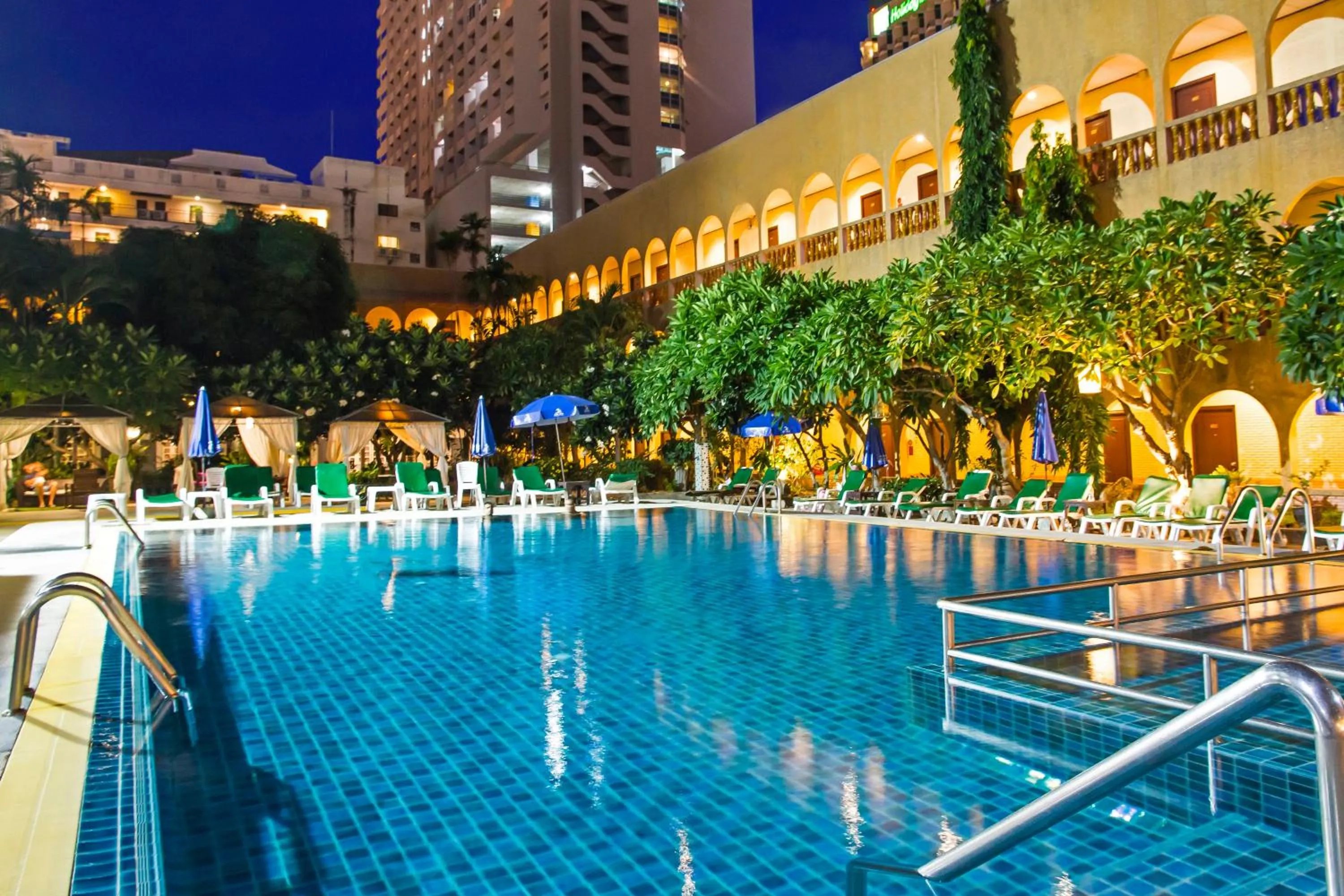 Swimming pool in S Lodge Pattaya formally Sabai Lodge