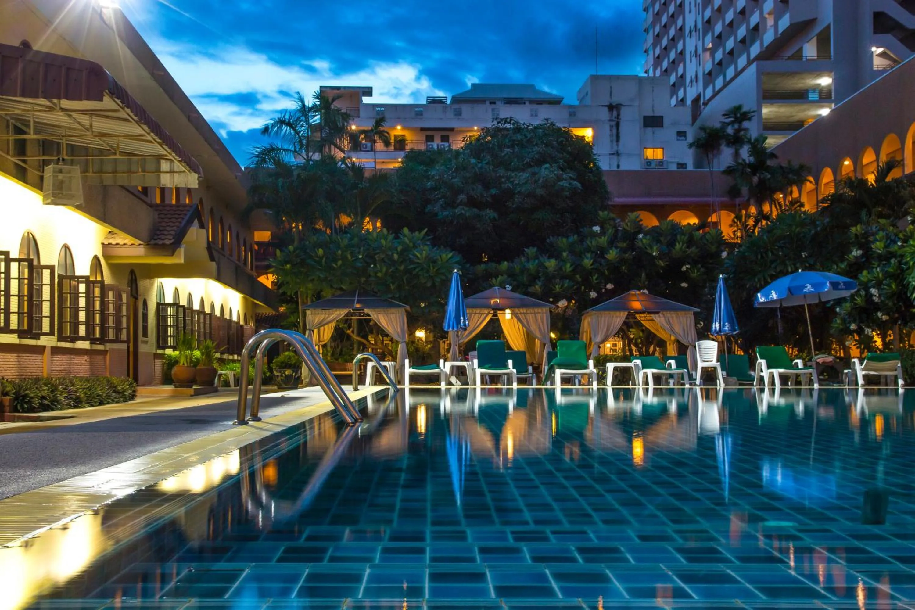 Swimming pool in S Lodge Pattaya formally Sabai Lodge
