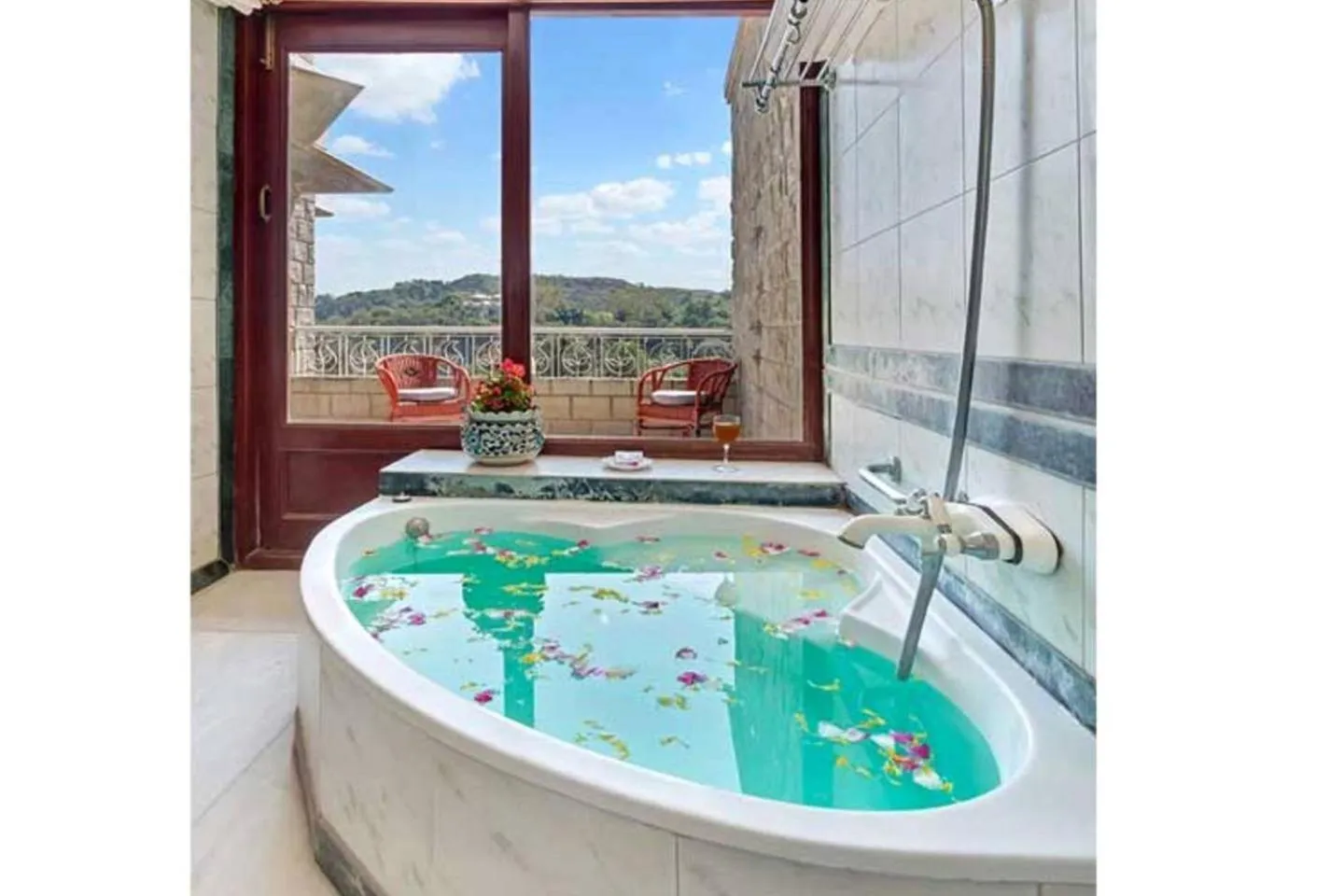 Bathroom in Kesar Bhawan Palace