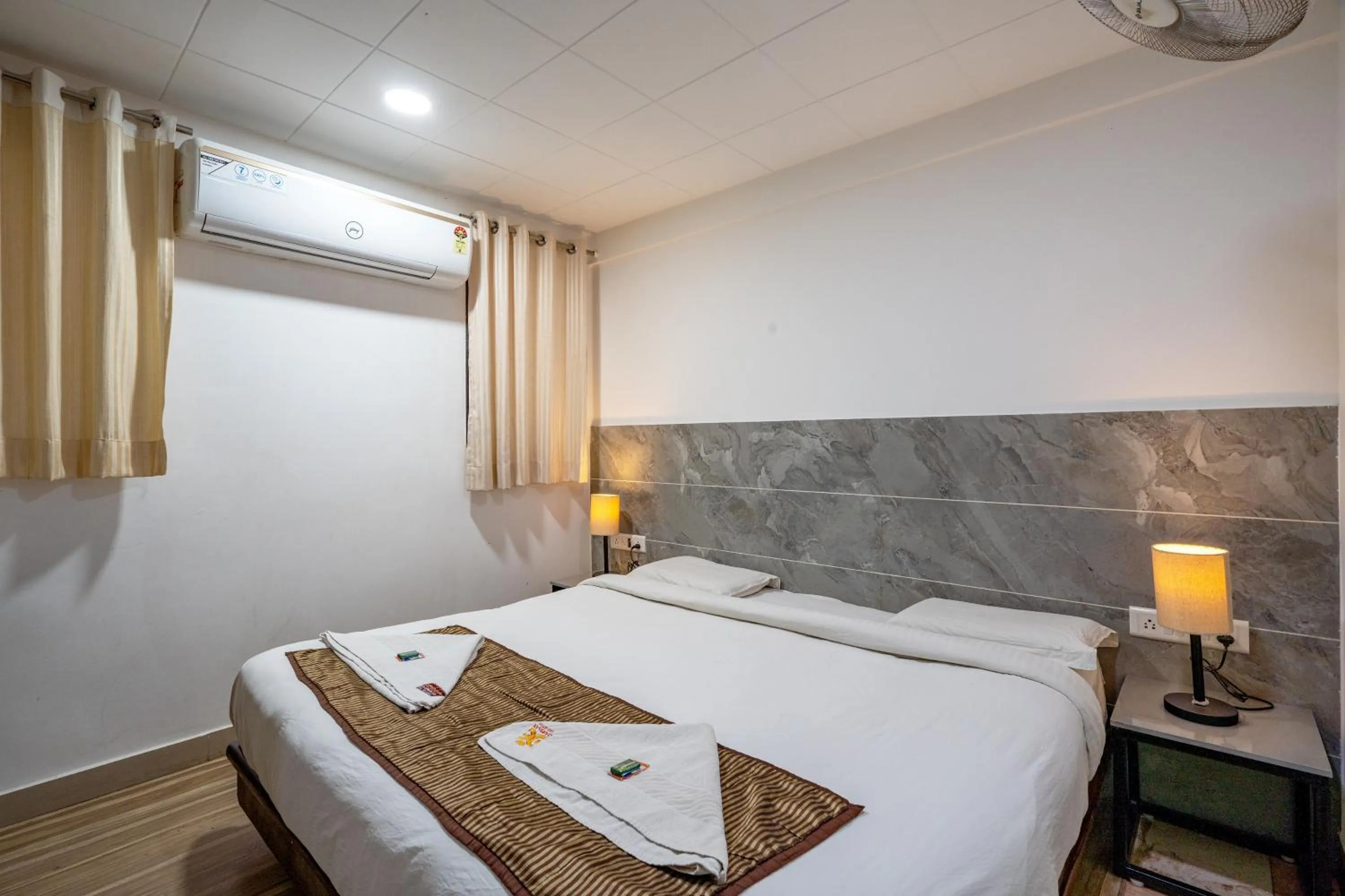 Bed in Hotel Darshan Executive