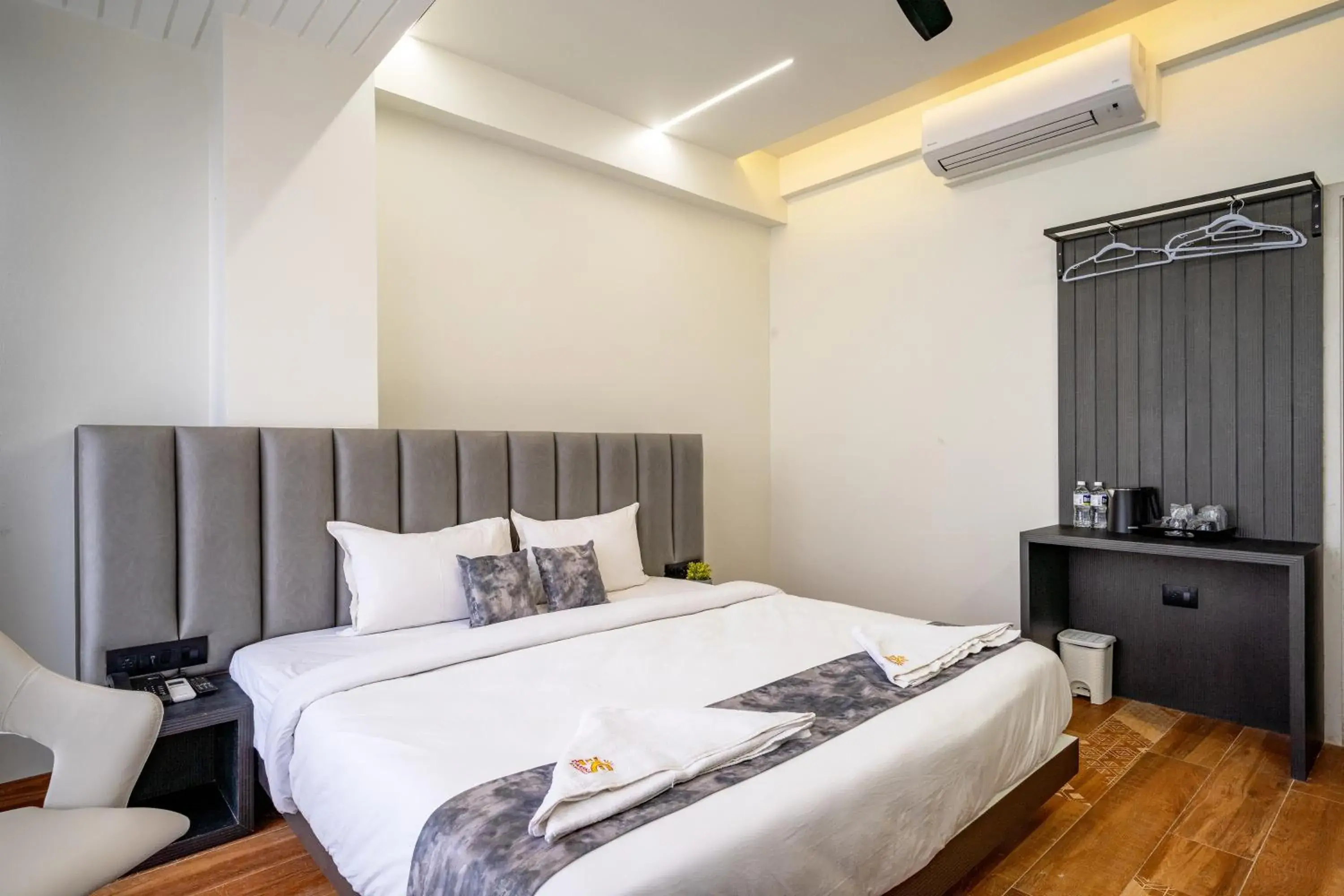 Superior Deluxe Double or Twin Room in Hotel Darshan Executive Superior Deluxe Double or Twin Room in Hotel Darshan Executive