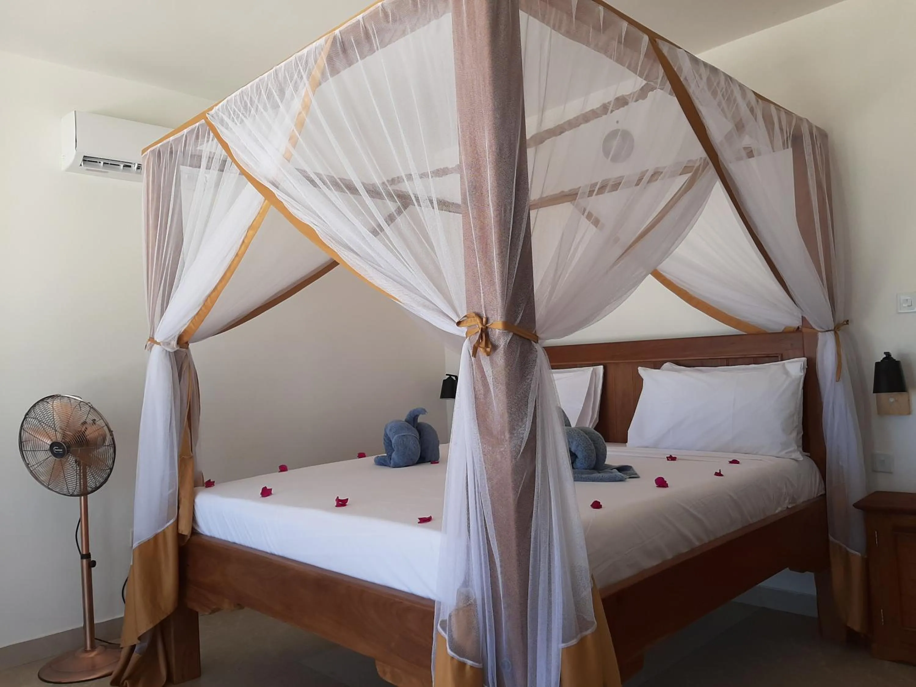 Bed in Jaribu Beach Hotel