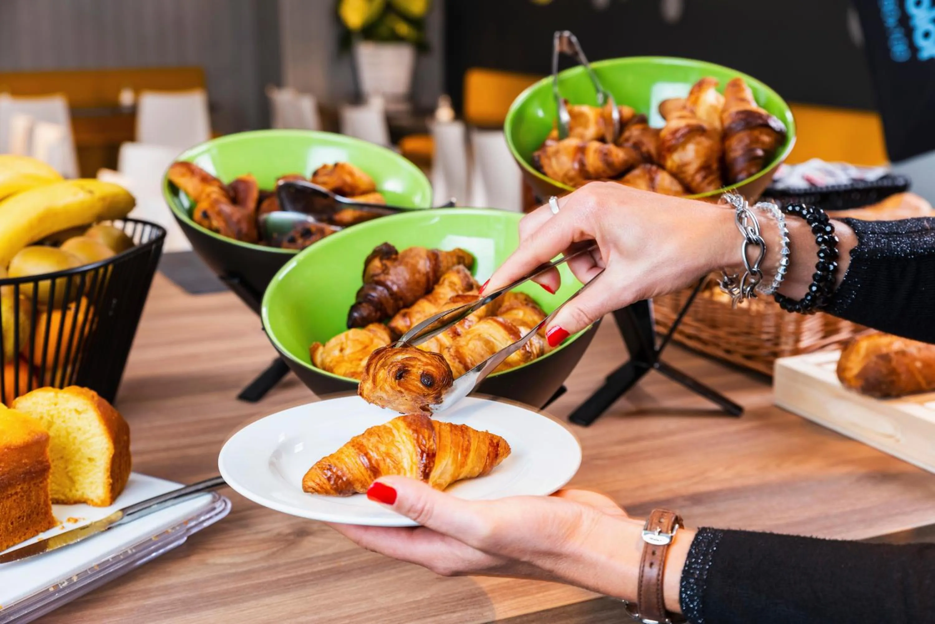 Buffet breakfast in Ténéo Apparthotel Bordeaux Mérignac - Aéroport