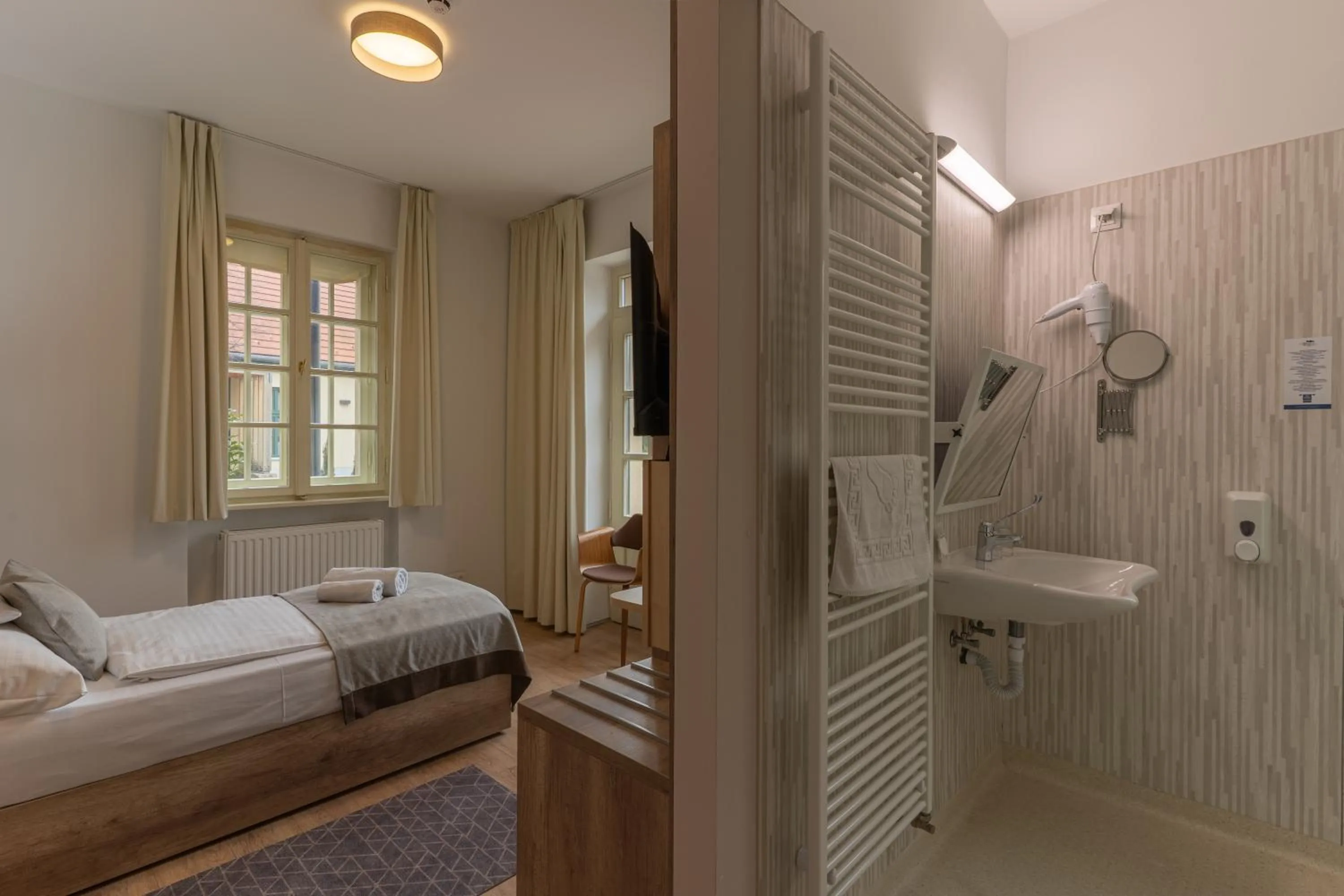 Shower, Bed in Klebelsberg Kastély Budapest