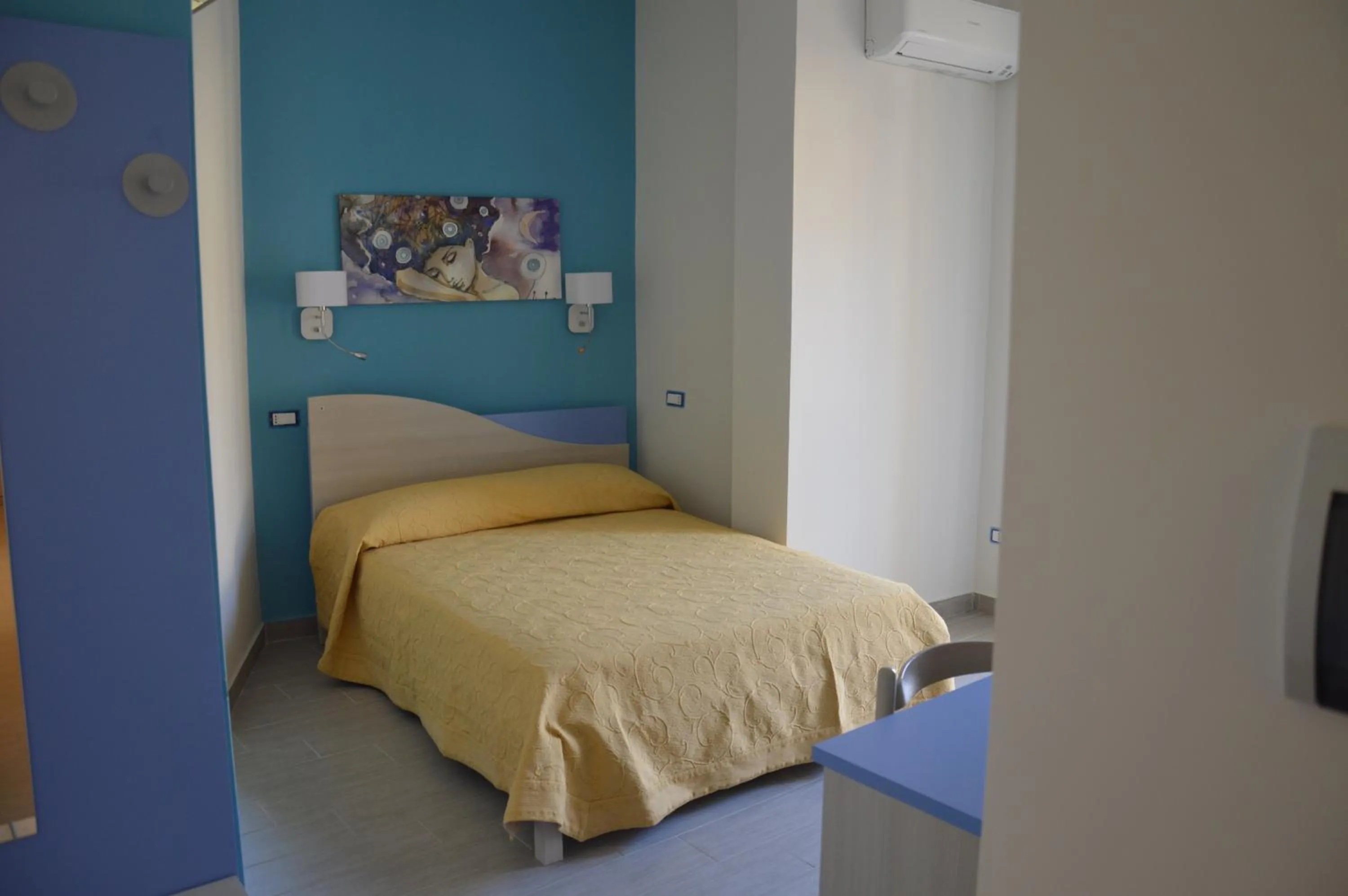 Photo of the whole room, Bed in Good Night Moon B&B