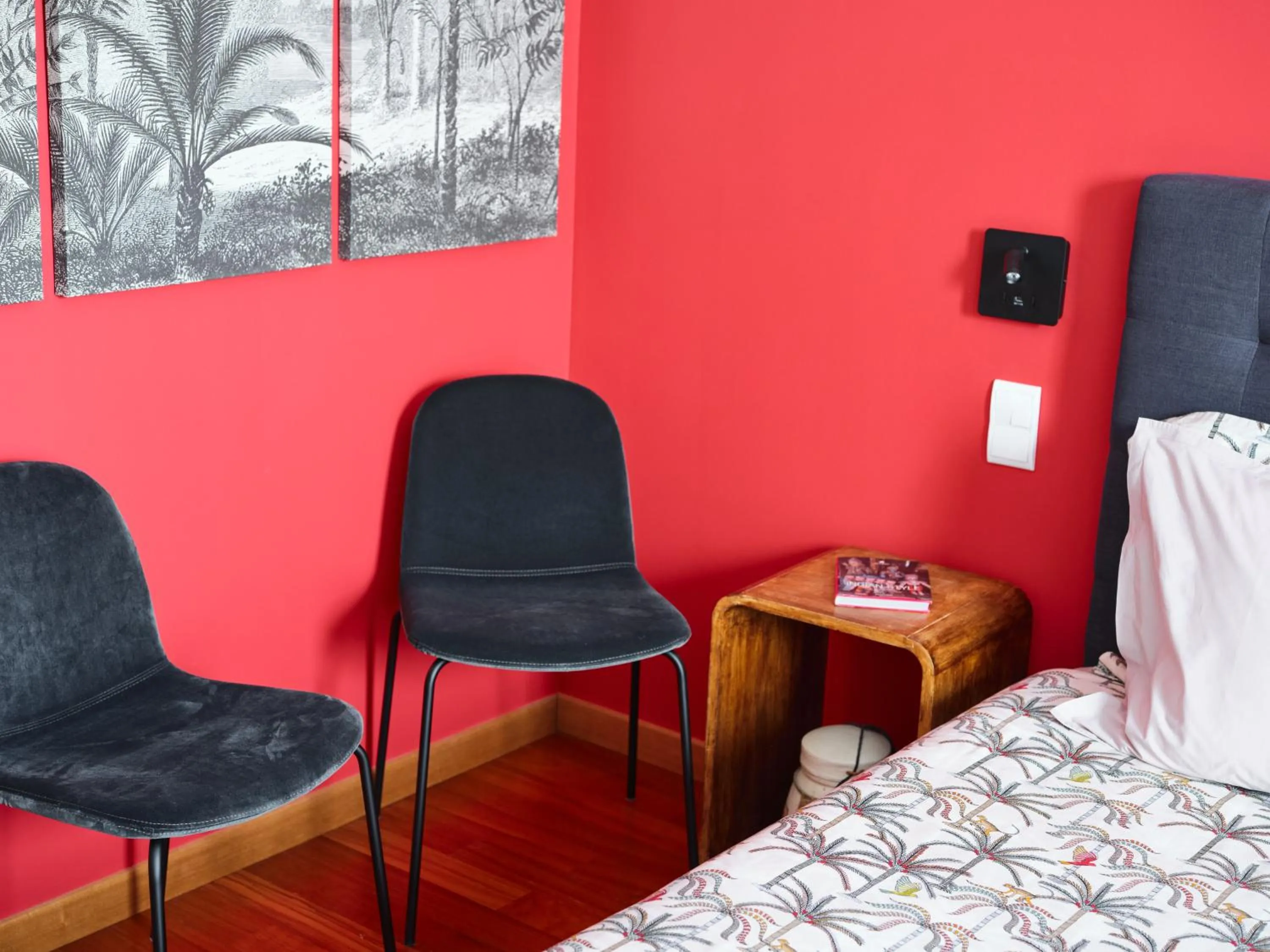 Seating area, Bed in la Palisse