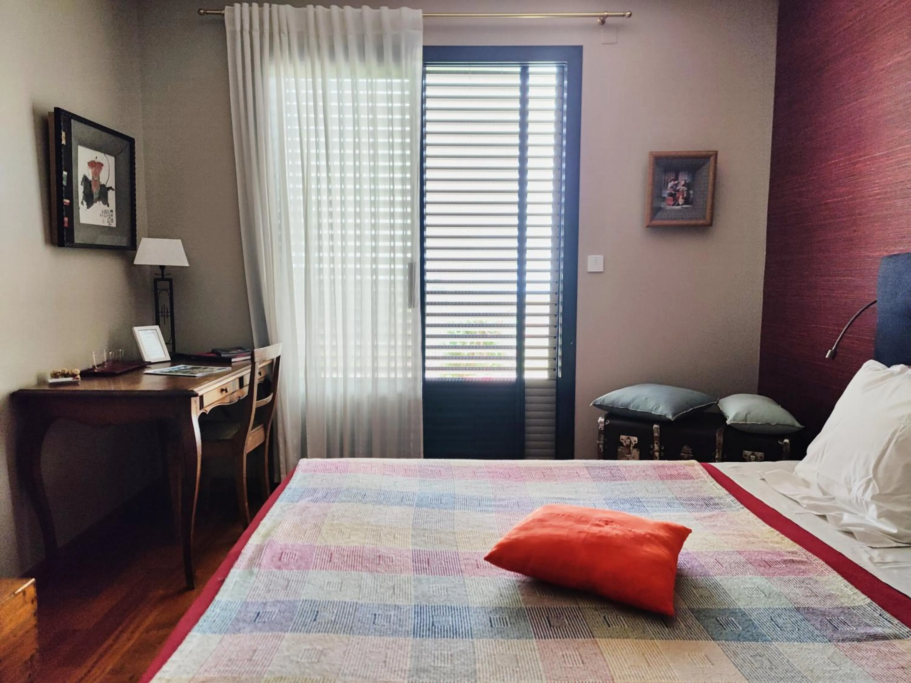 Photo of the whole room, Bed in la Palisse