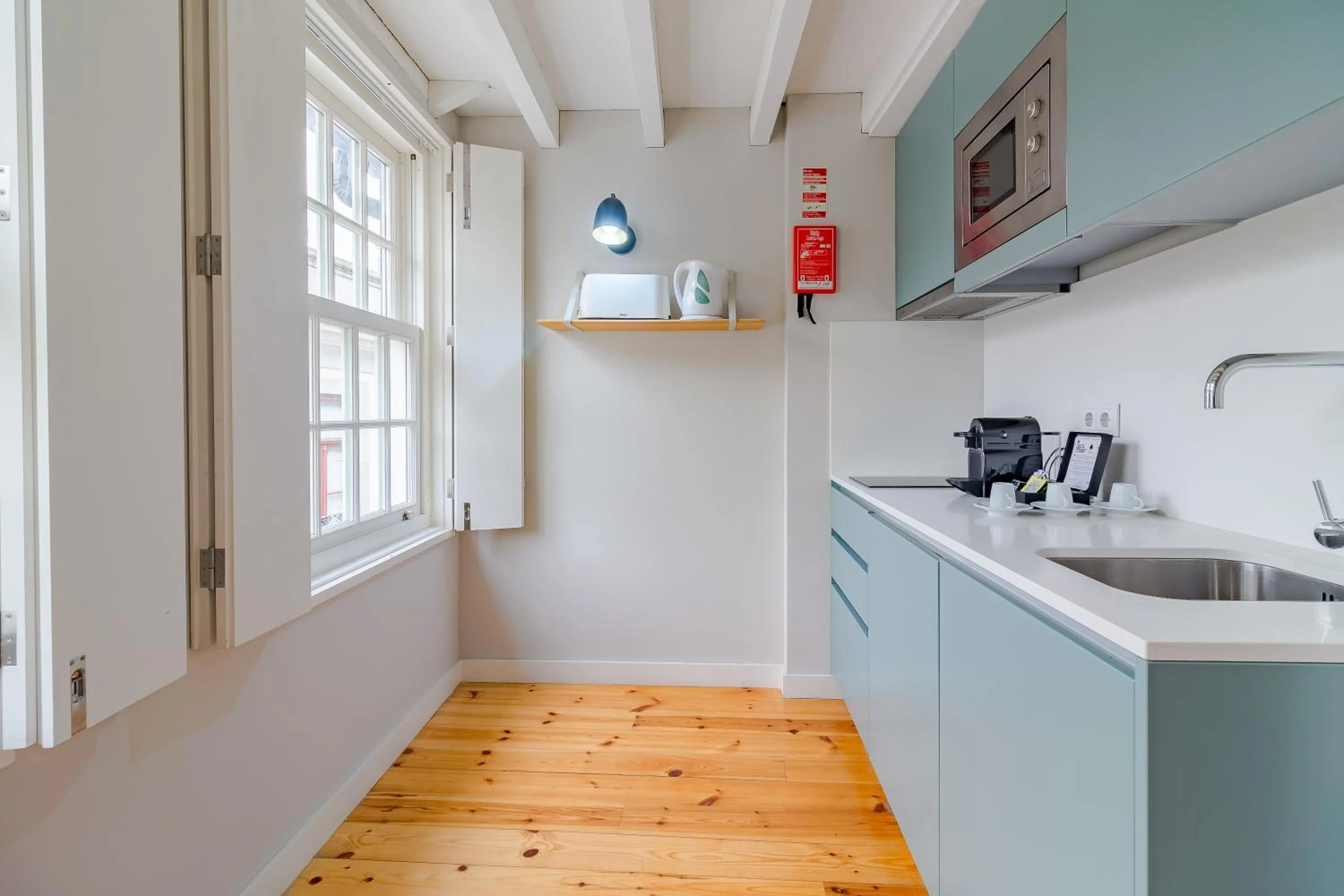 Kitchen or kitchenette in YOUROPO - City Center Ribeira Porto