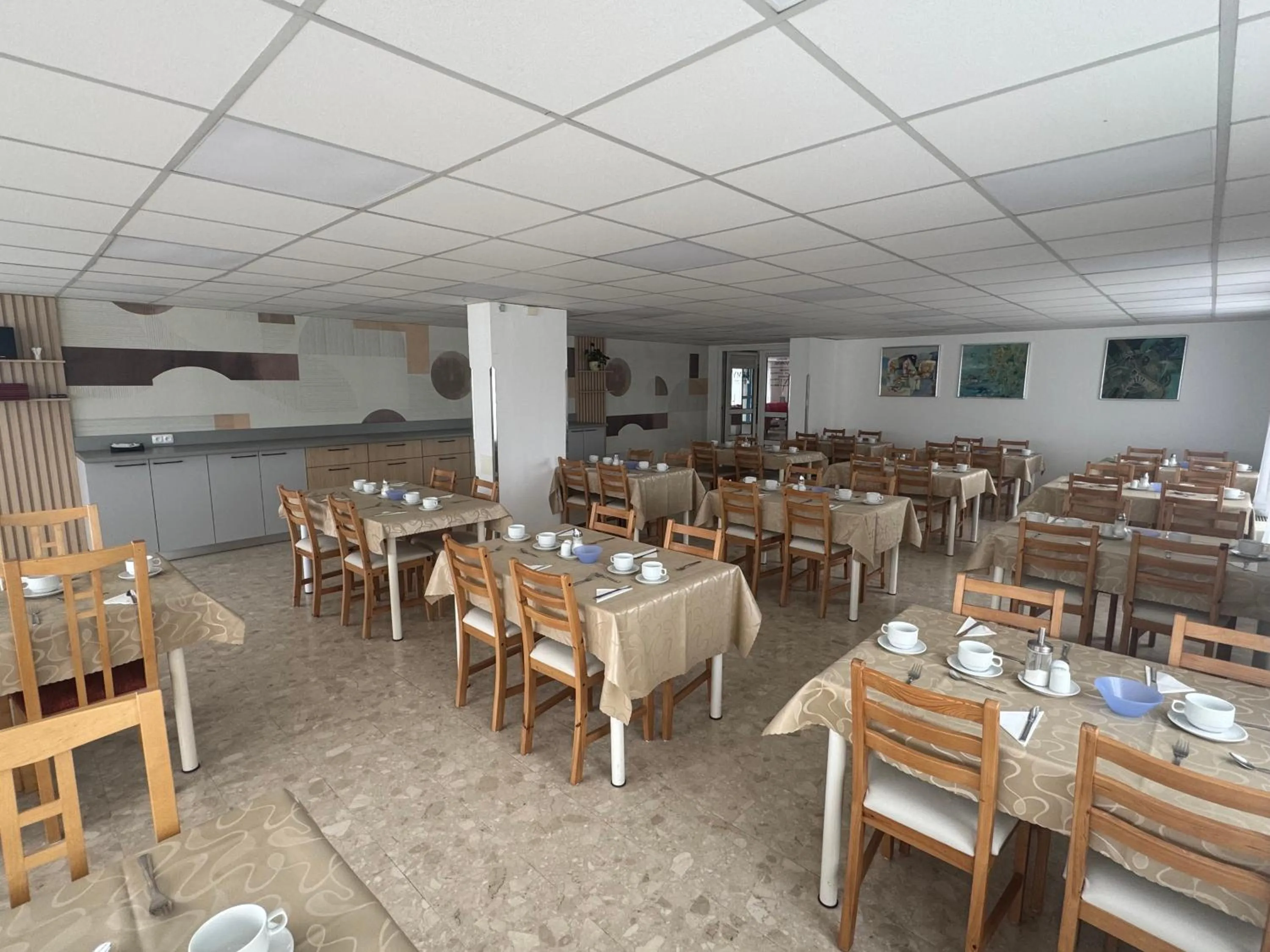 Restaurant/places to eat in Hotel Remy