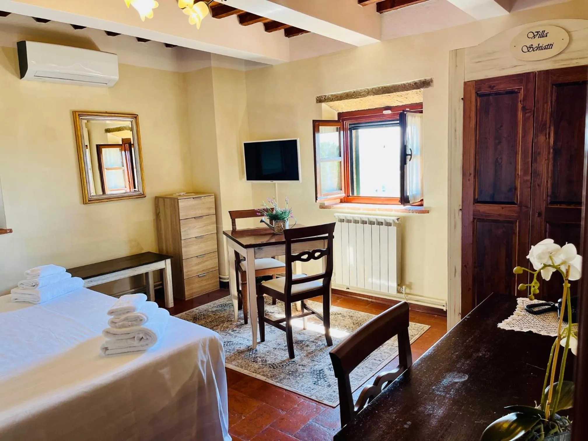 TV and multimedia, Bed in Villa Schiatti