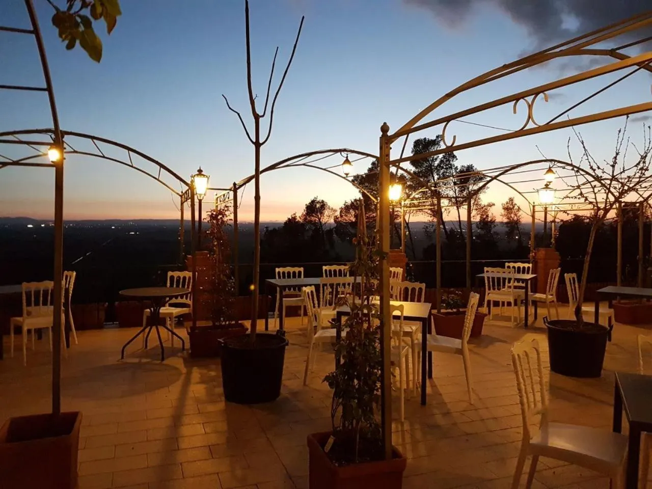 Restaurant/places to eat in Villa Schiatti