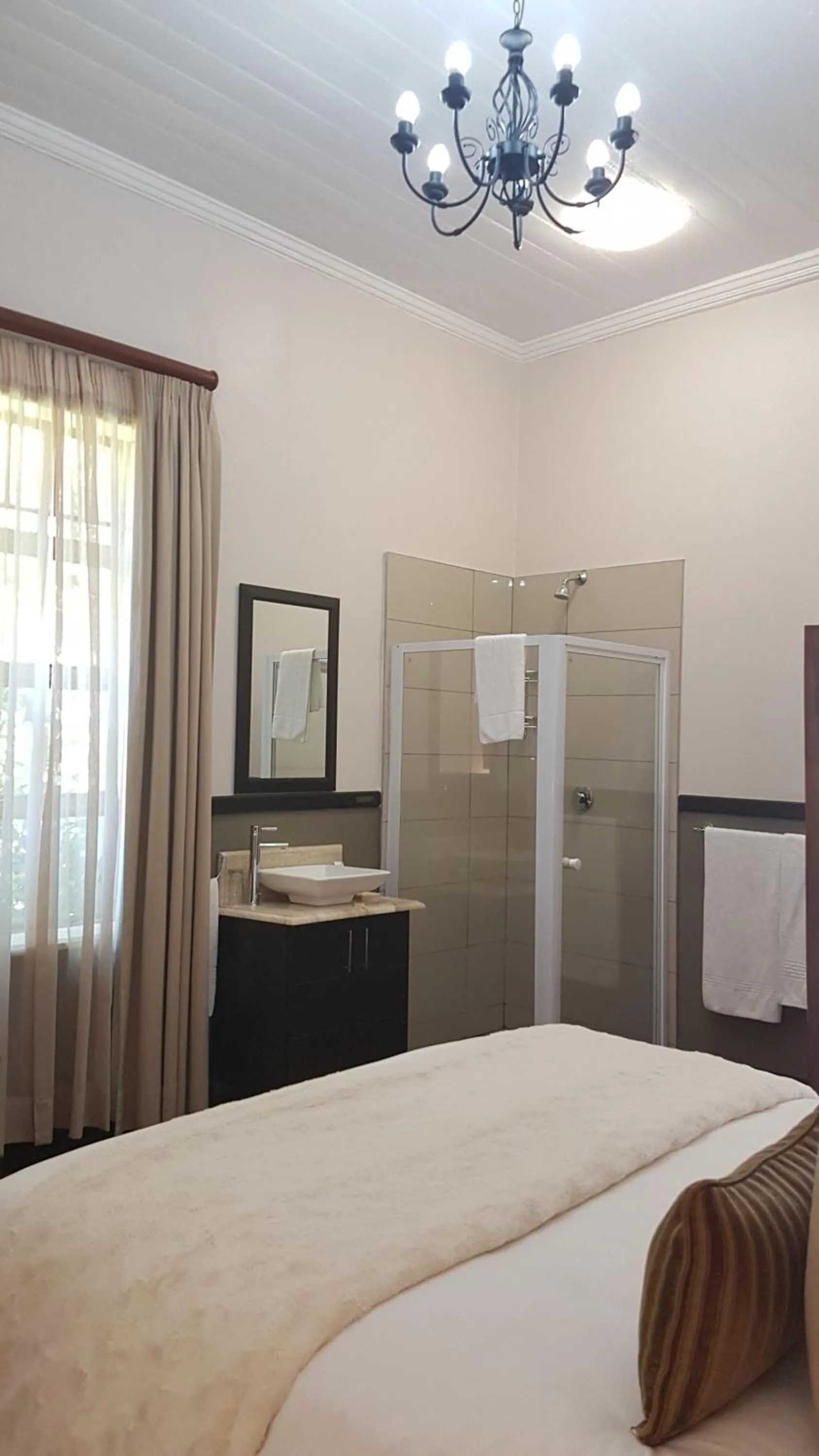 Shower, Bed in Haggards on Hilldrop