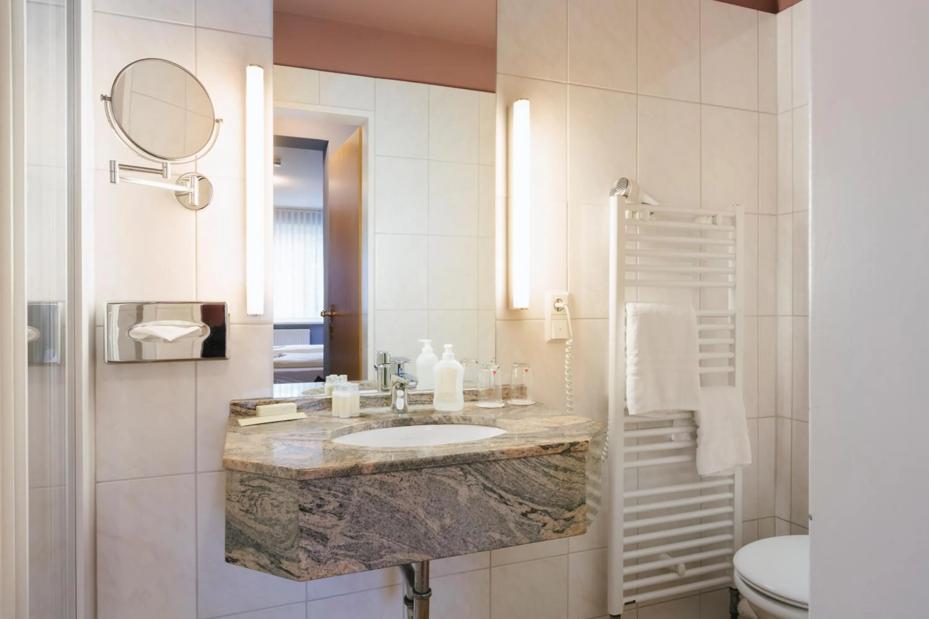 Toilet in Hotel Helgoländer Klassik