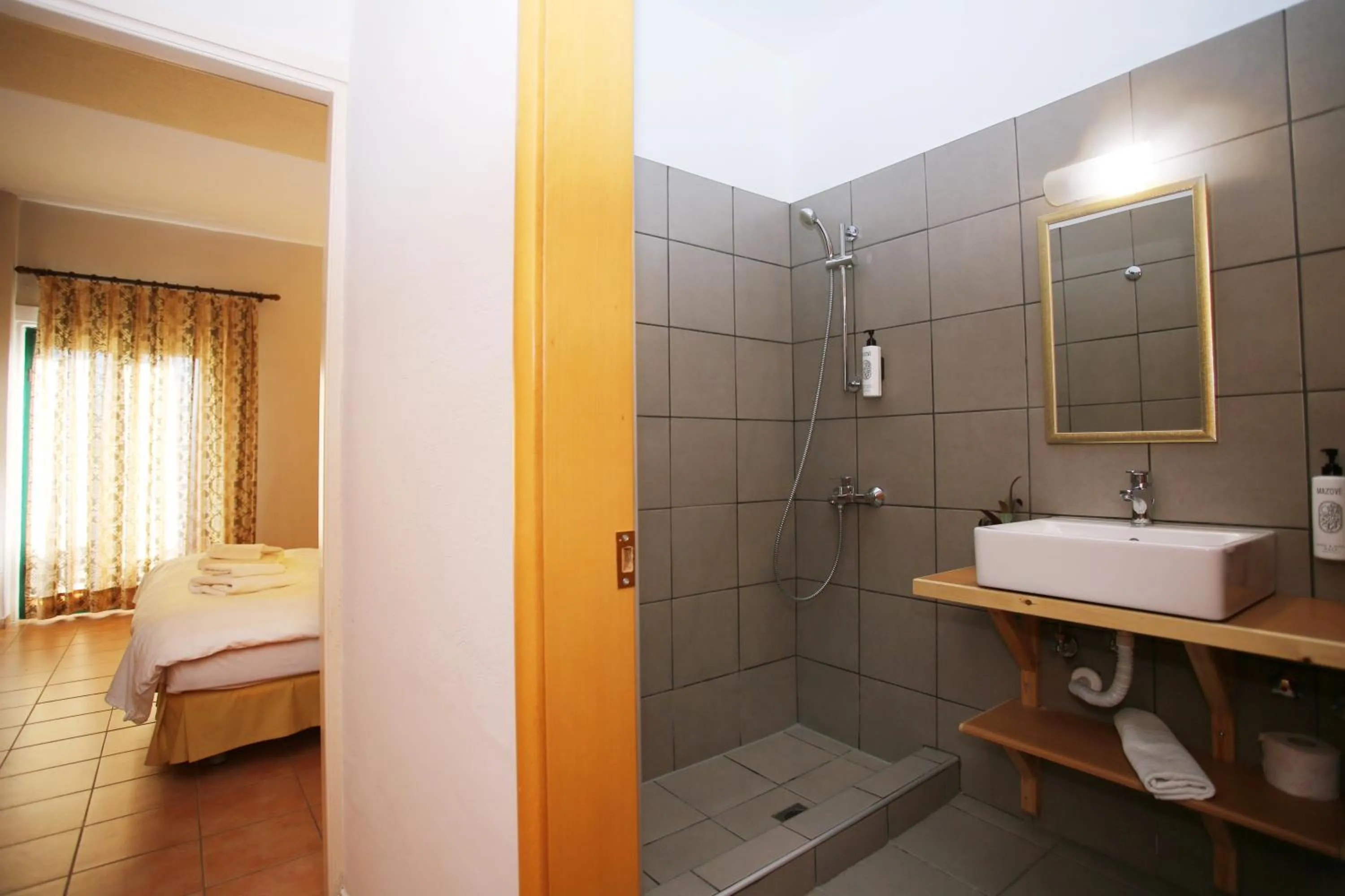 Property building, Bed in Hotel Lecadin
