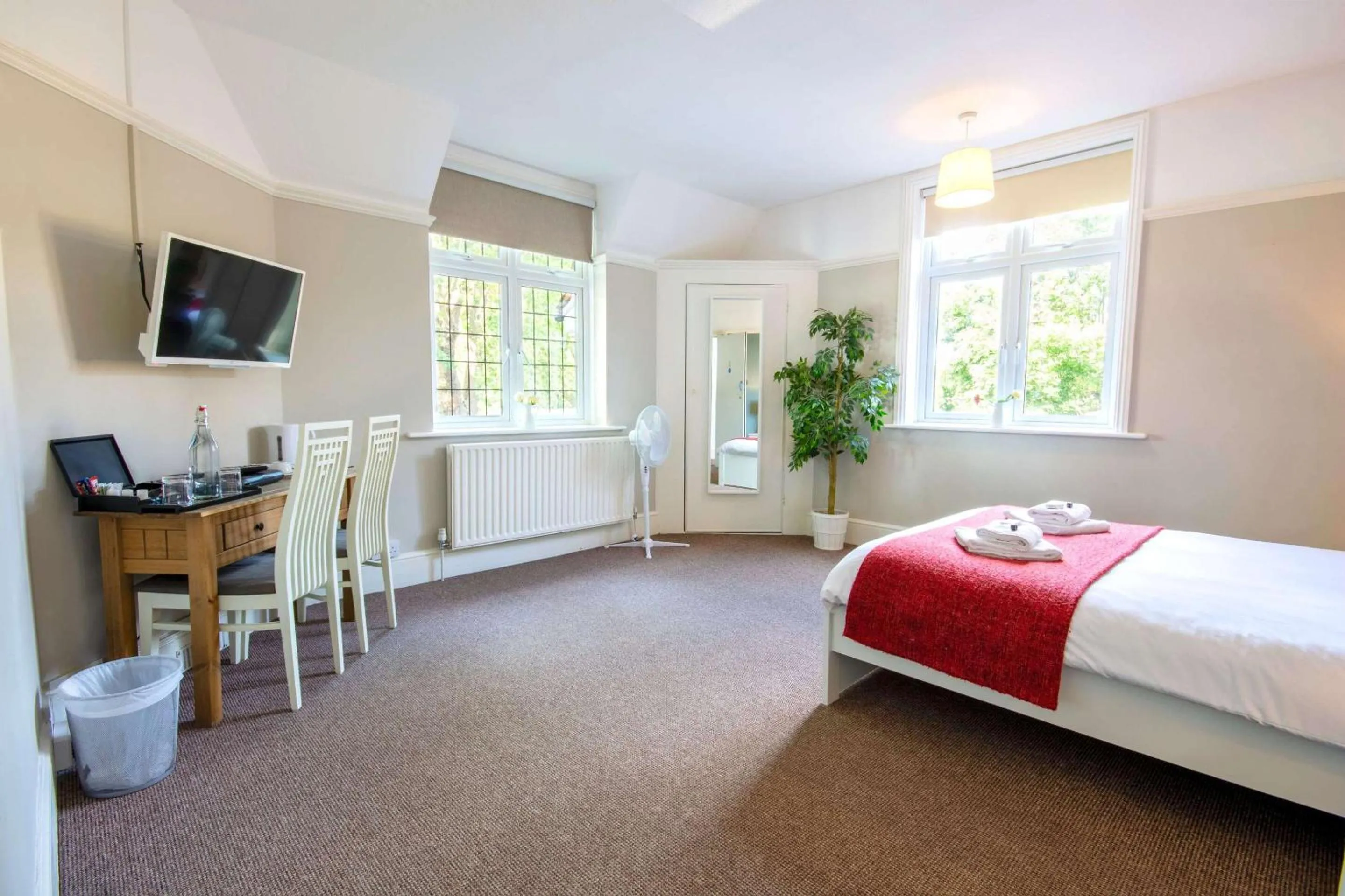 Bedroom, Bed in The Green W7