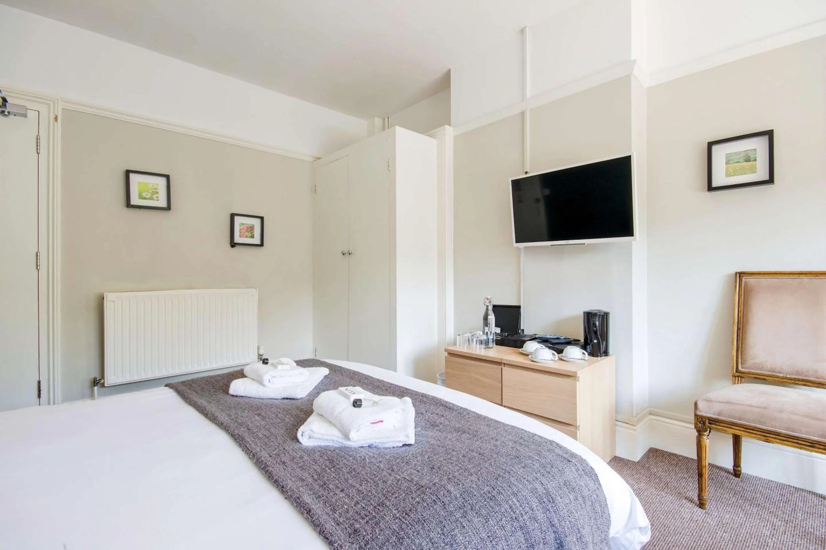 Bedroom, Bed in The Green W7