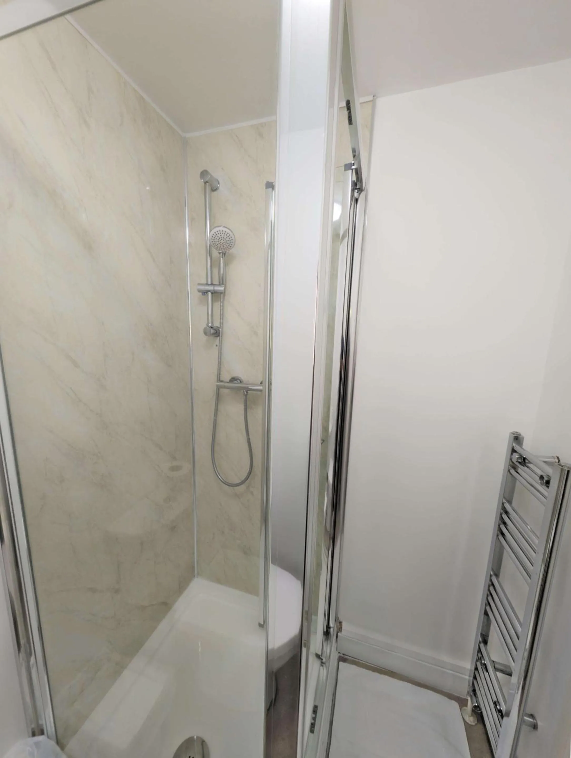 Bathroom in The Green W7