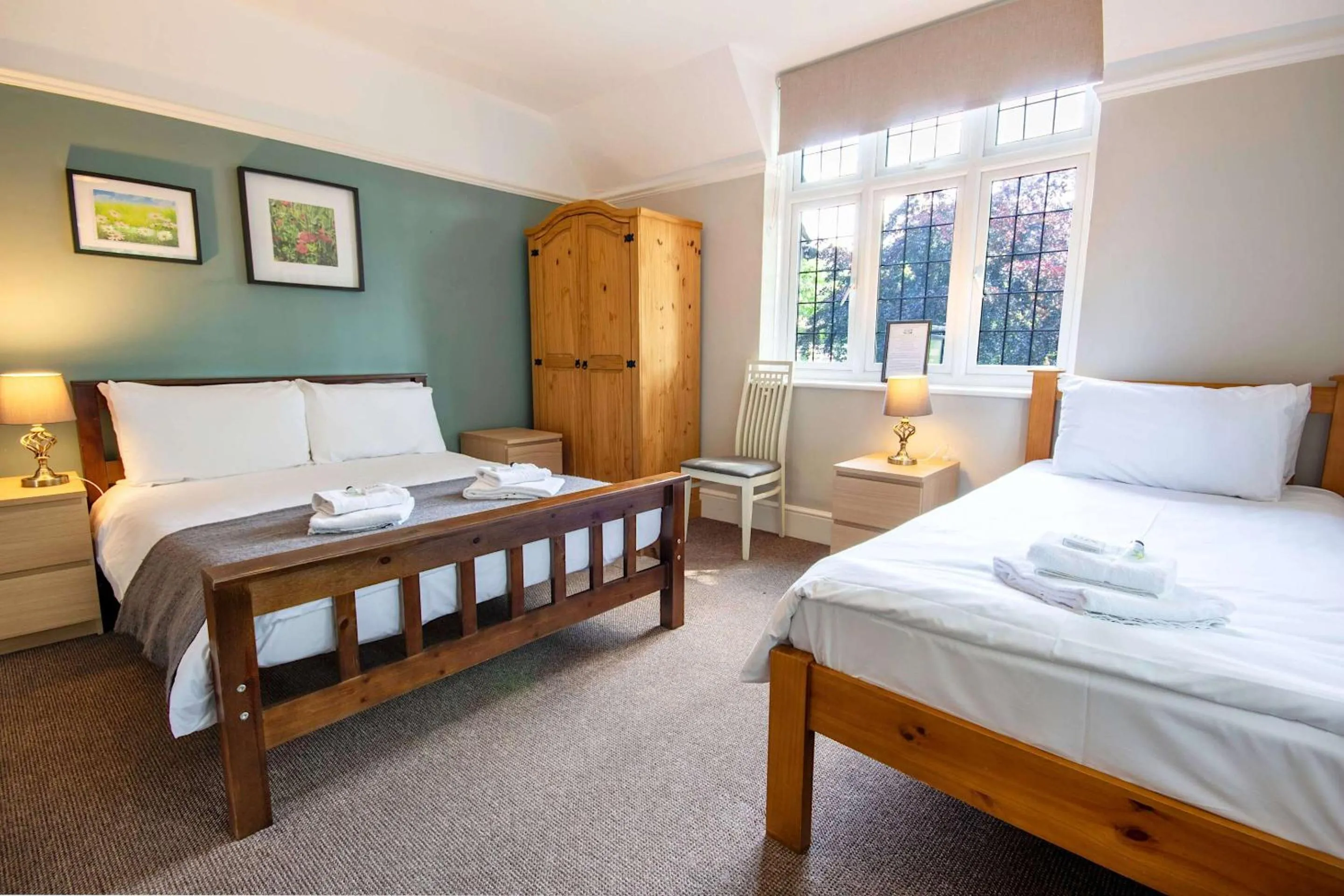 Bedroom, Bed in The Green W7