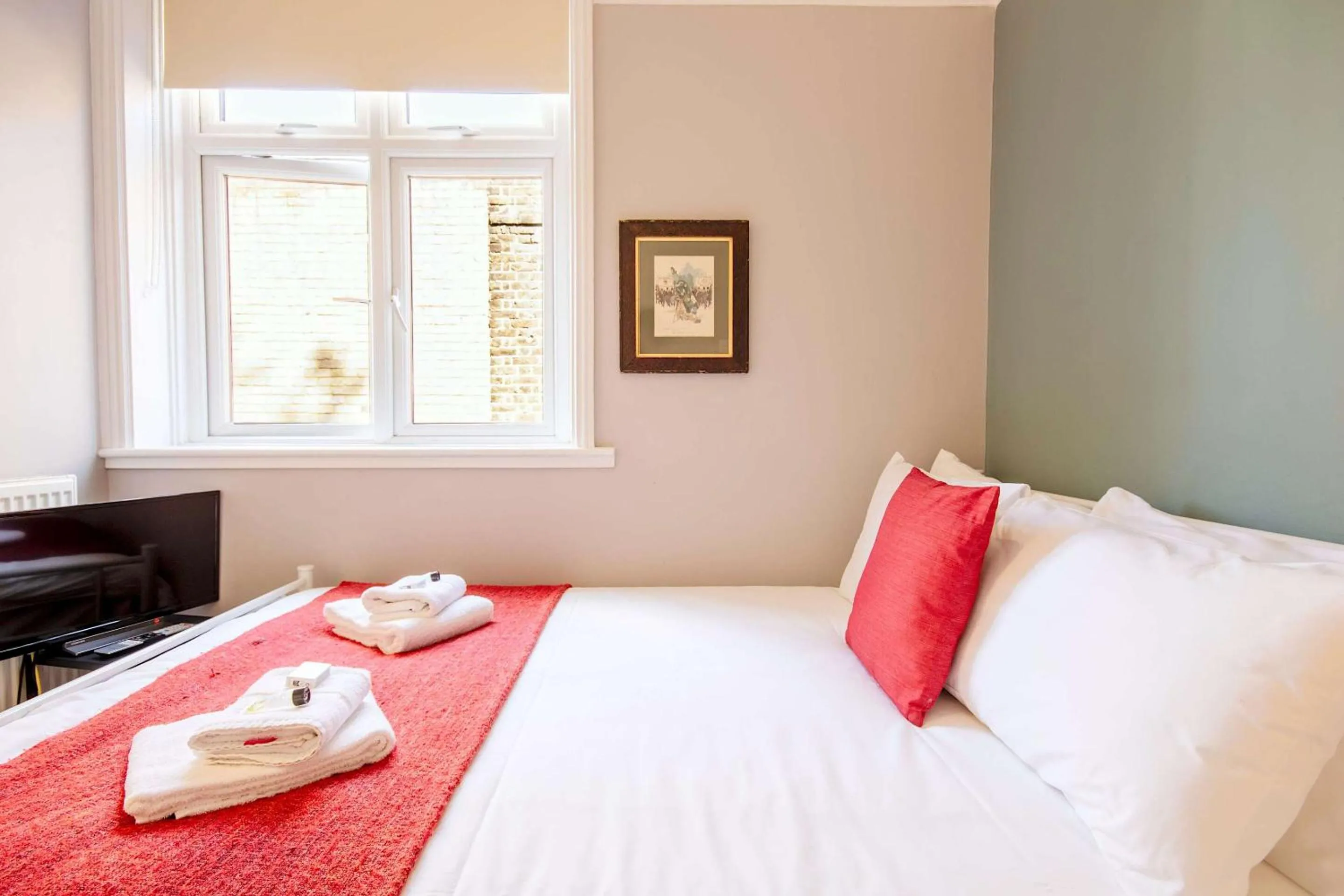 Bedroom, Bed in The Green W7