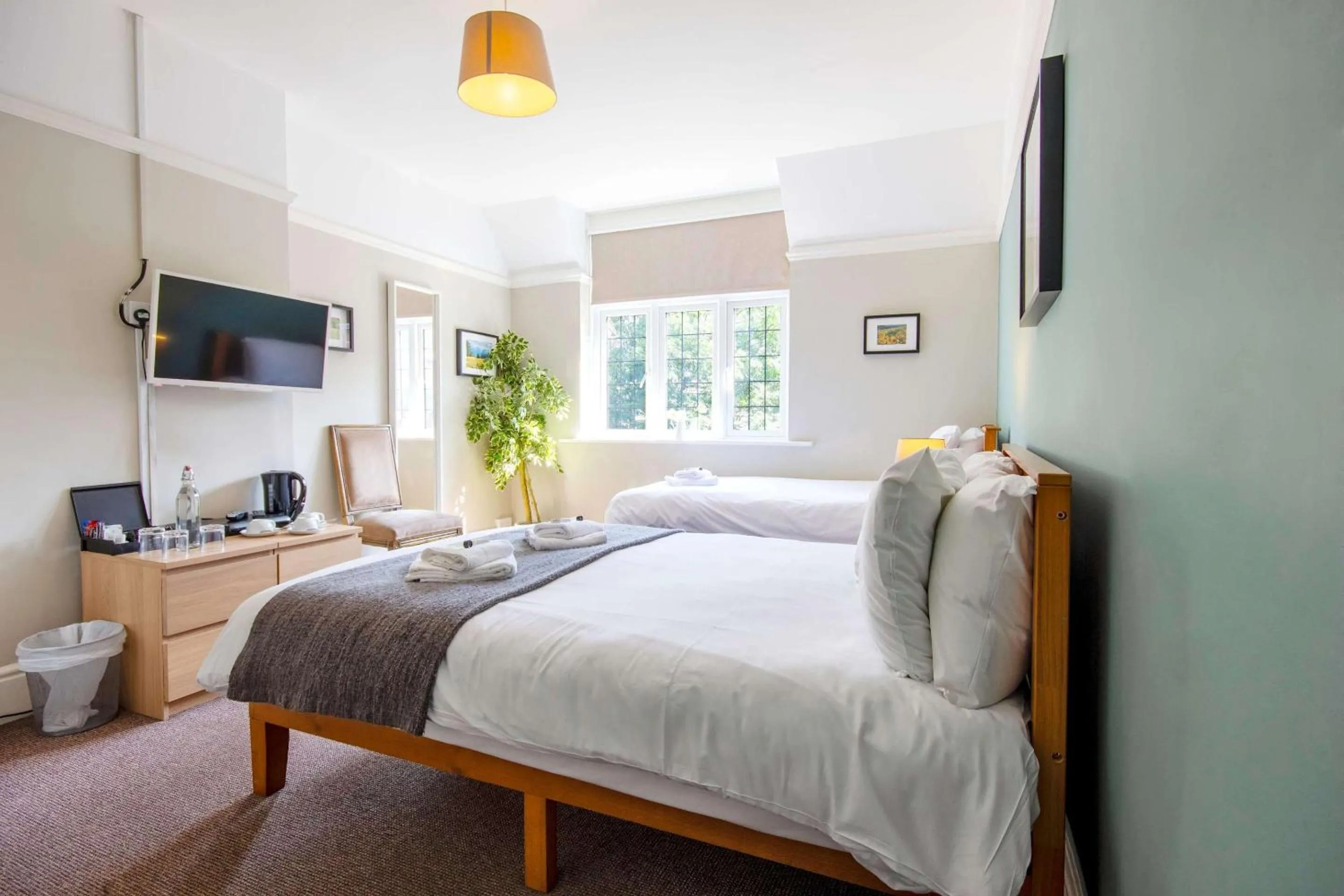 Bedroom, Bed in The Green W7