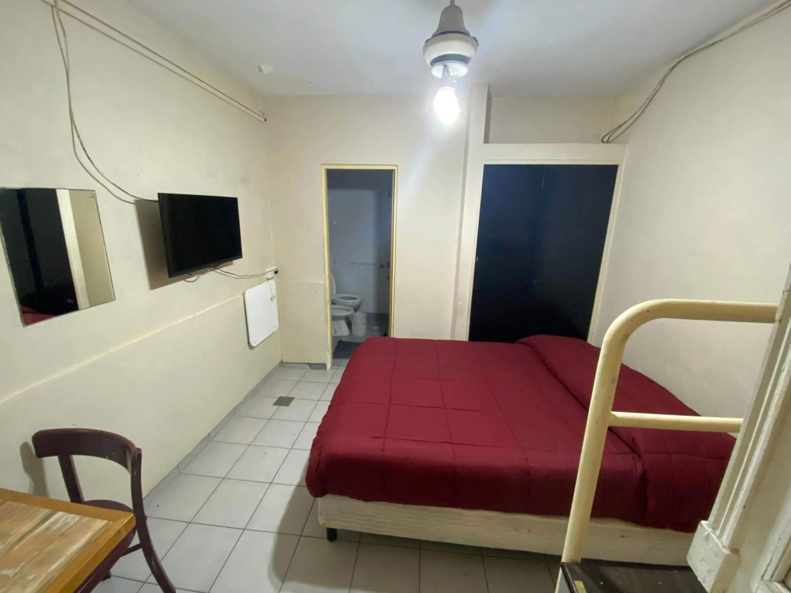 Photo of the whole room, Bed in Mitre Suites