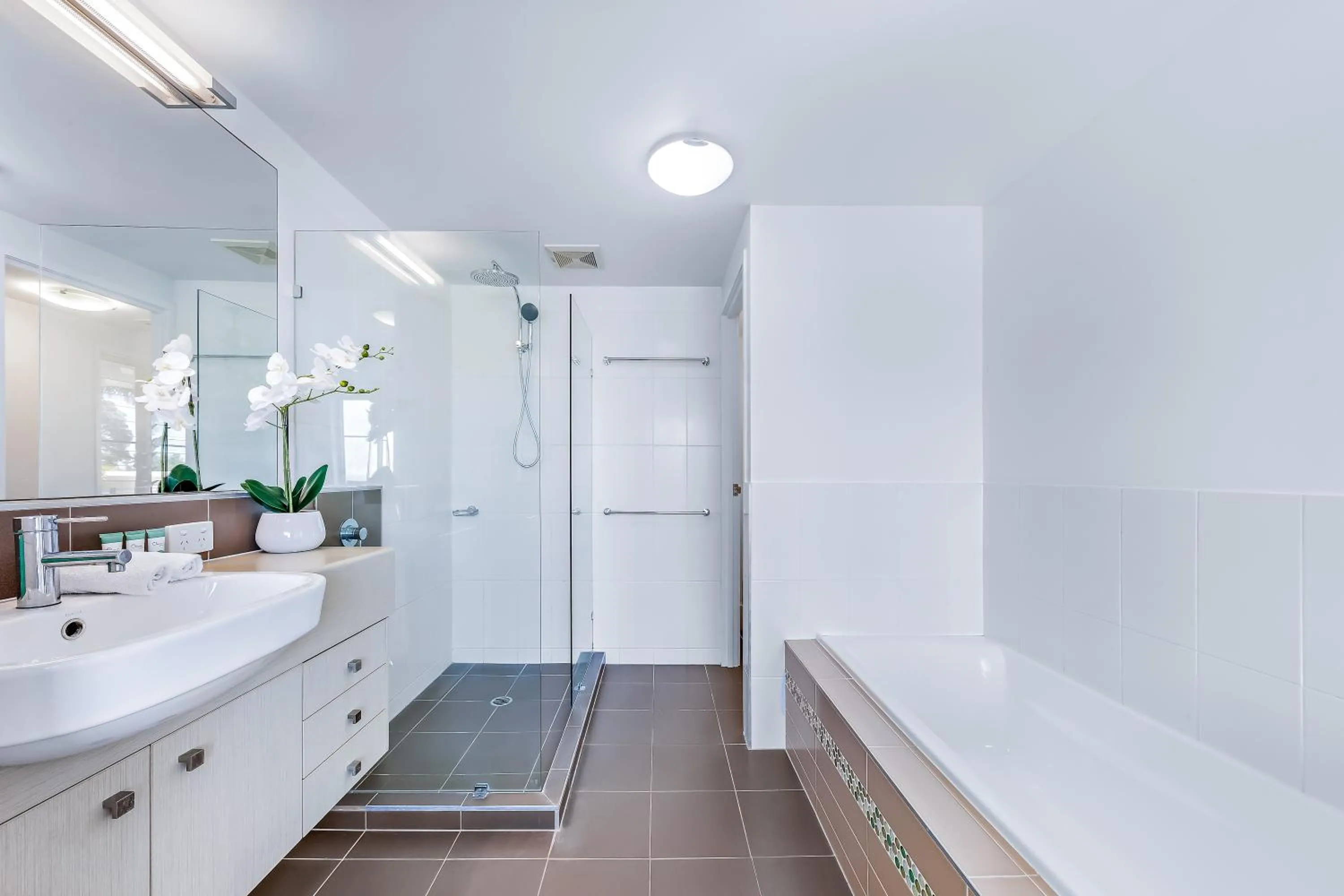 Bathroom in Airlie Summit Apartments