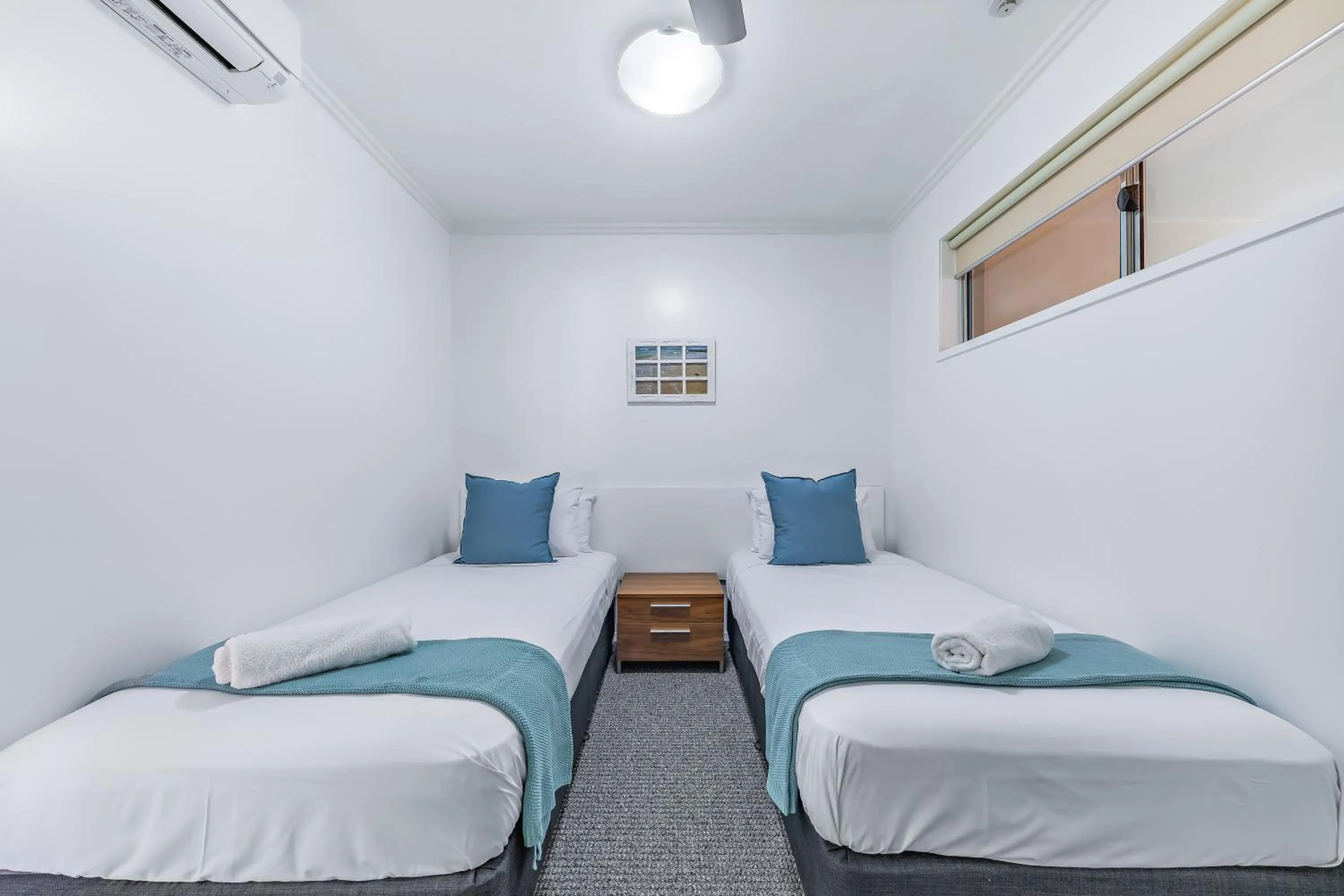 Photo of the whole room, Bed in Airlie Summit Apartments