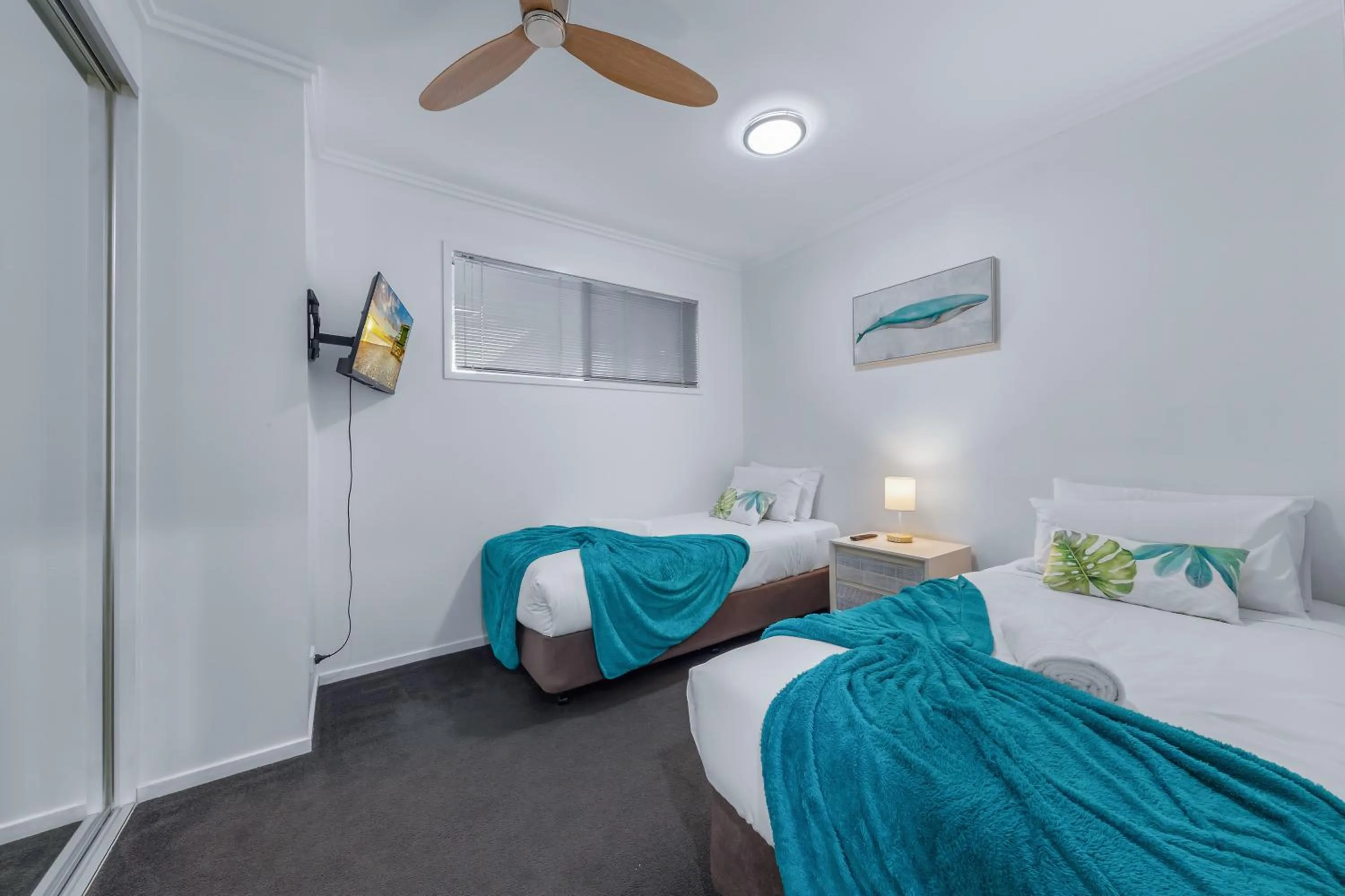 Bed in Airlie Summit Apartments