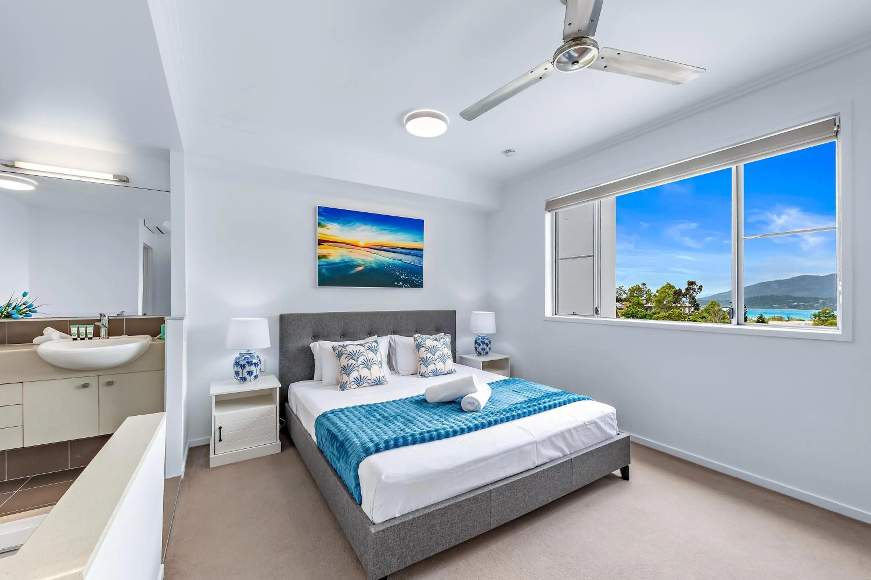 Bed in Airlie Summit Apartments