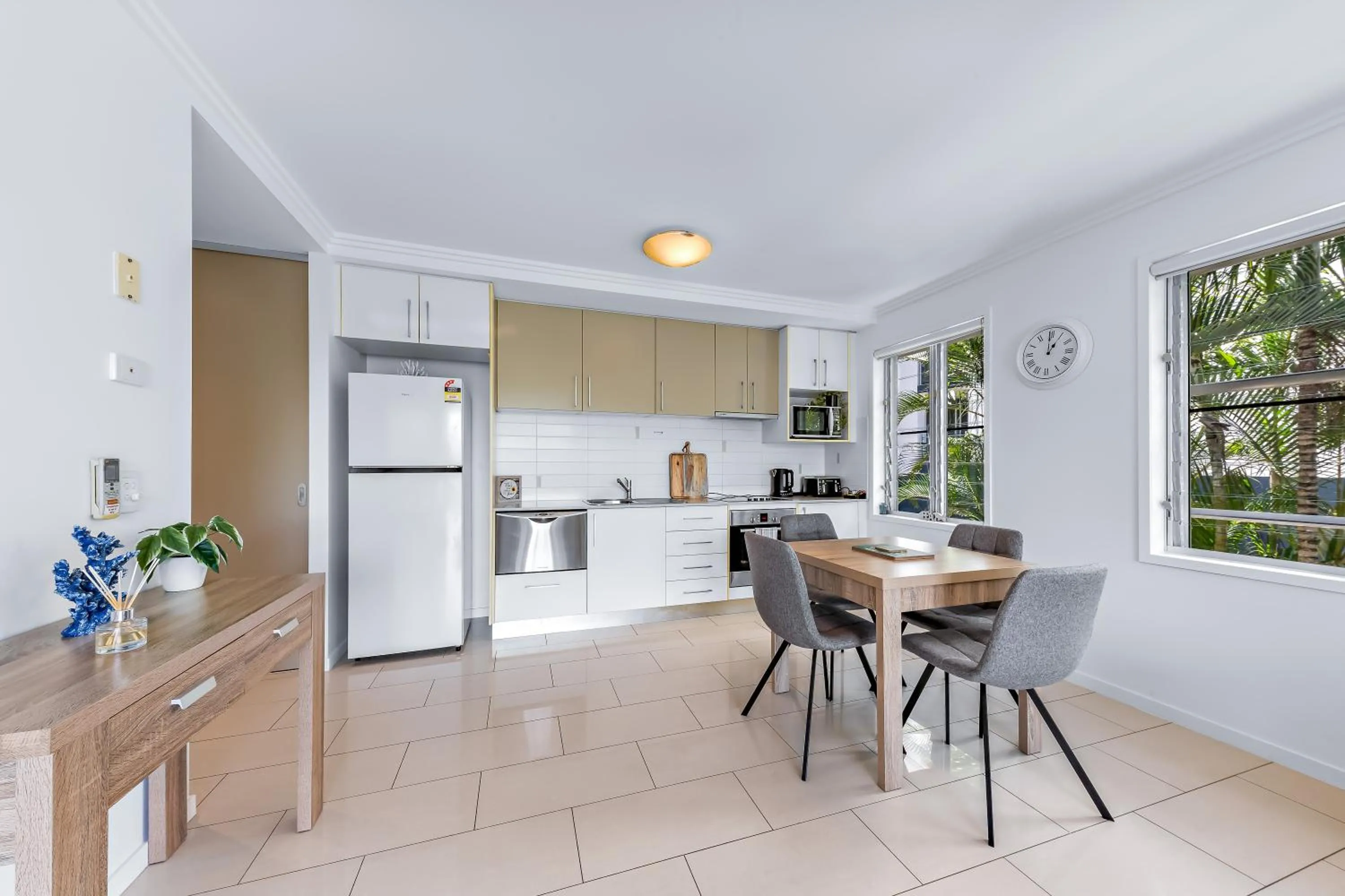Kitchen or kitchenette in Airlie Summit Apartments