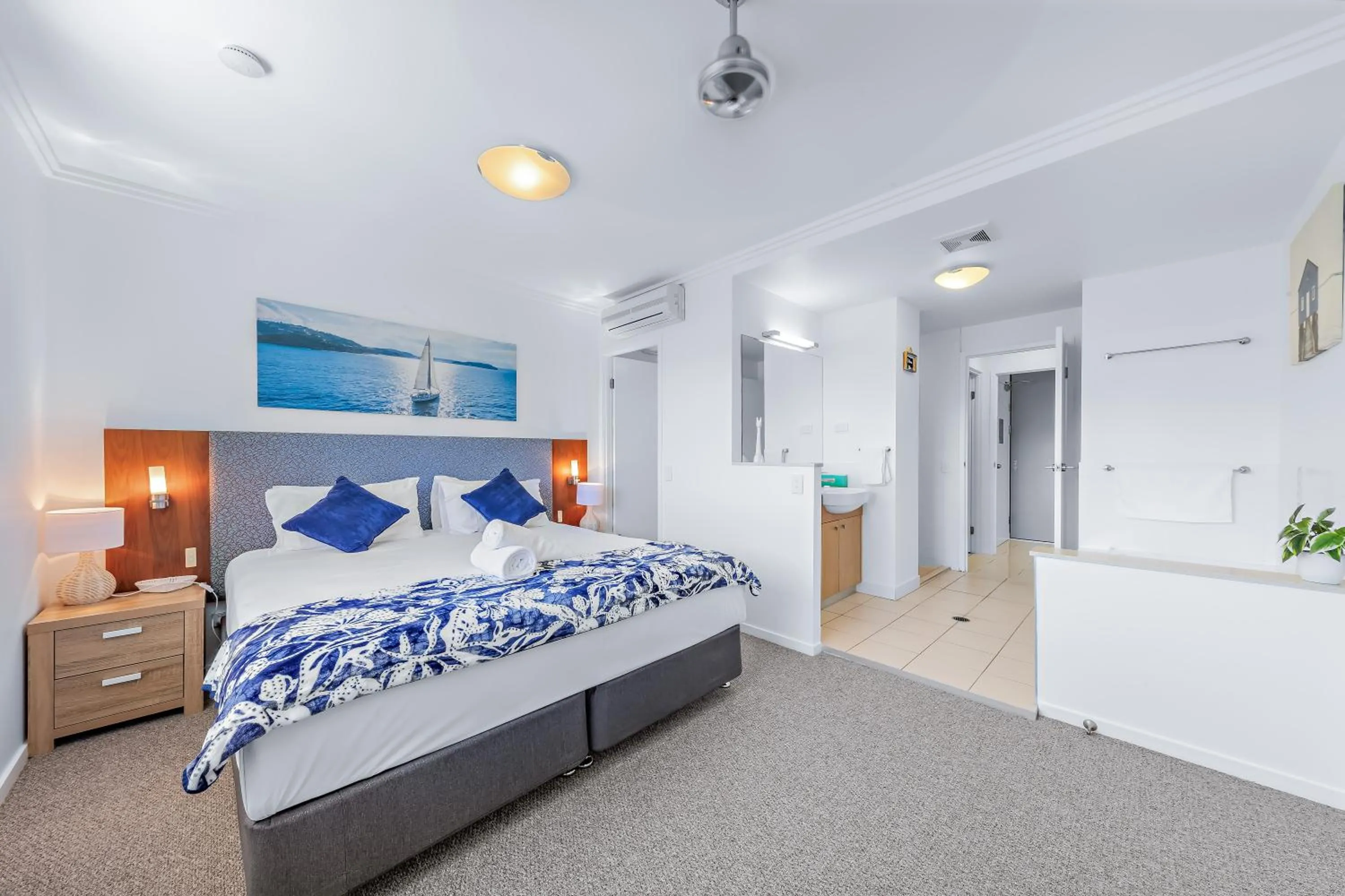 Bedroom, Bed in Airlie Summit Apartments