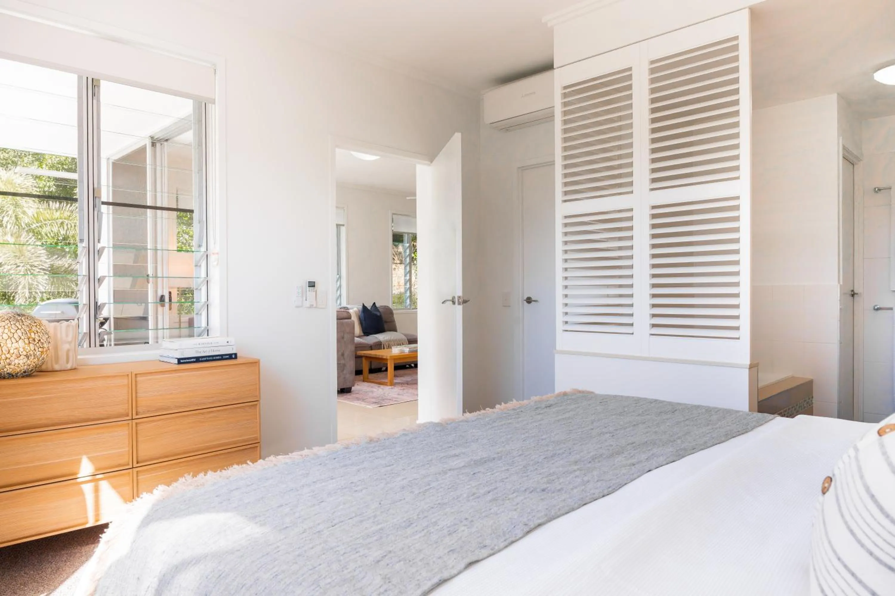 Bedroom, Bed in Airlie Summit Apartments