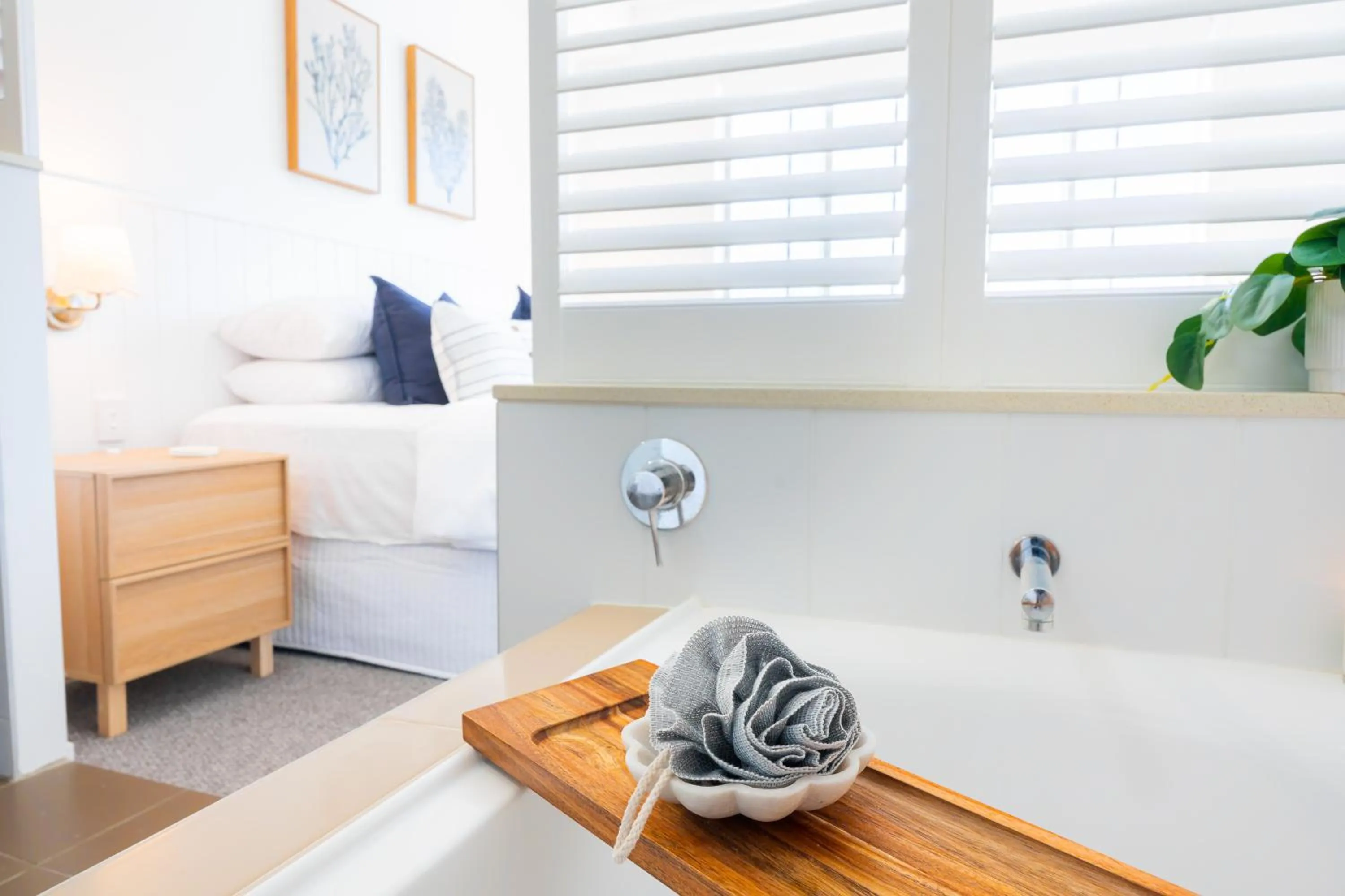 Bathroom, Bed in Airlie Summit Apartments