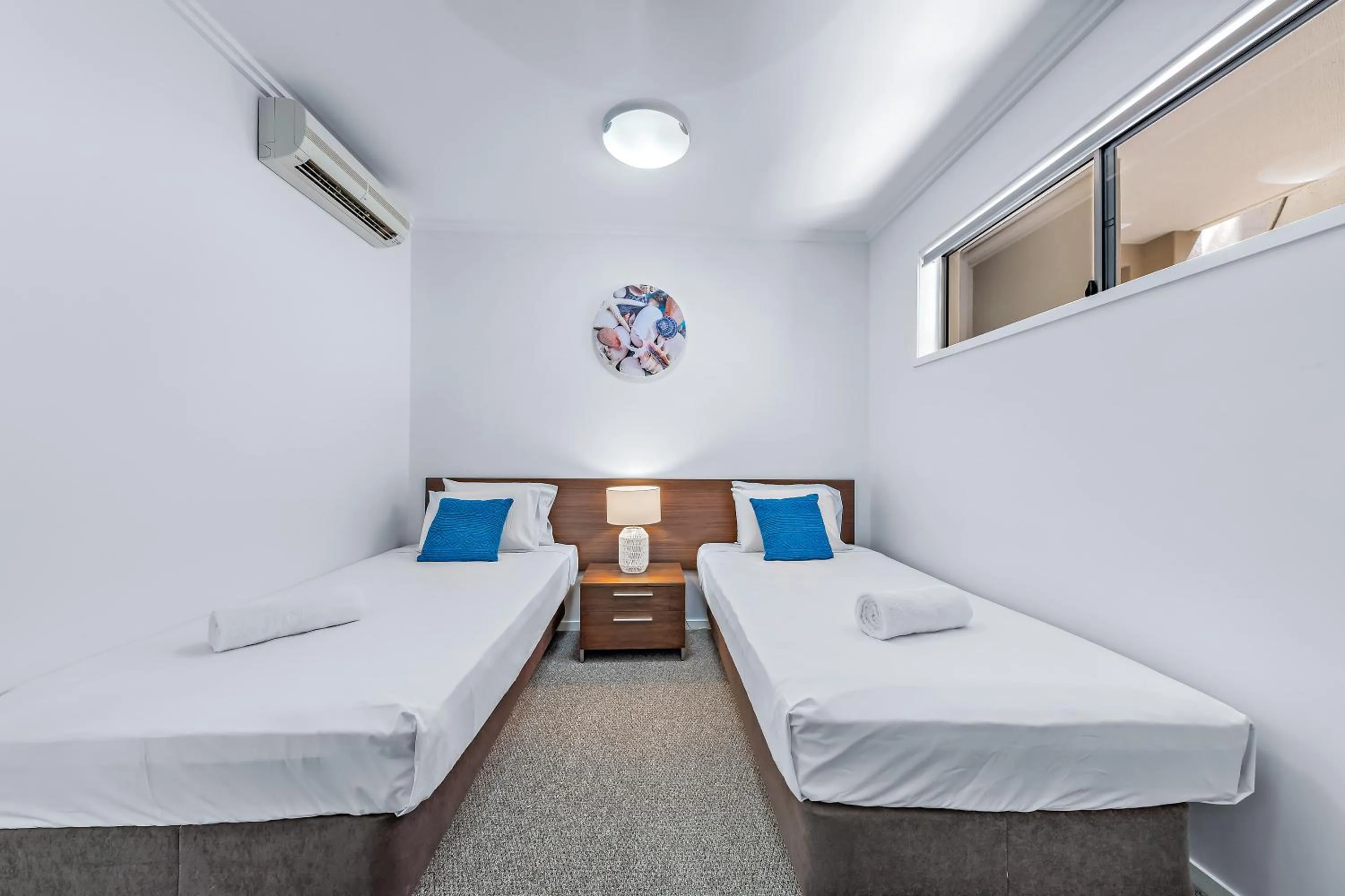 Bedroom, Bed in Airlie Summit Apartments