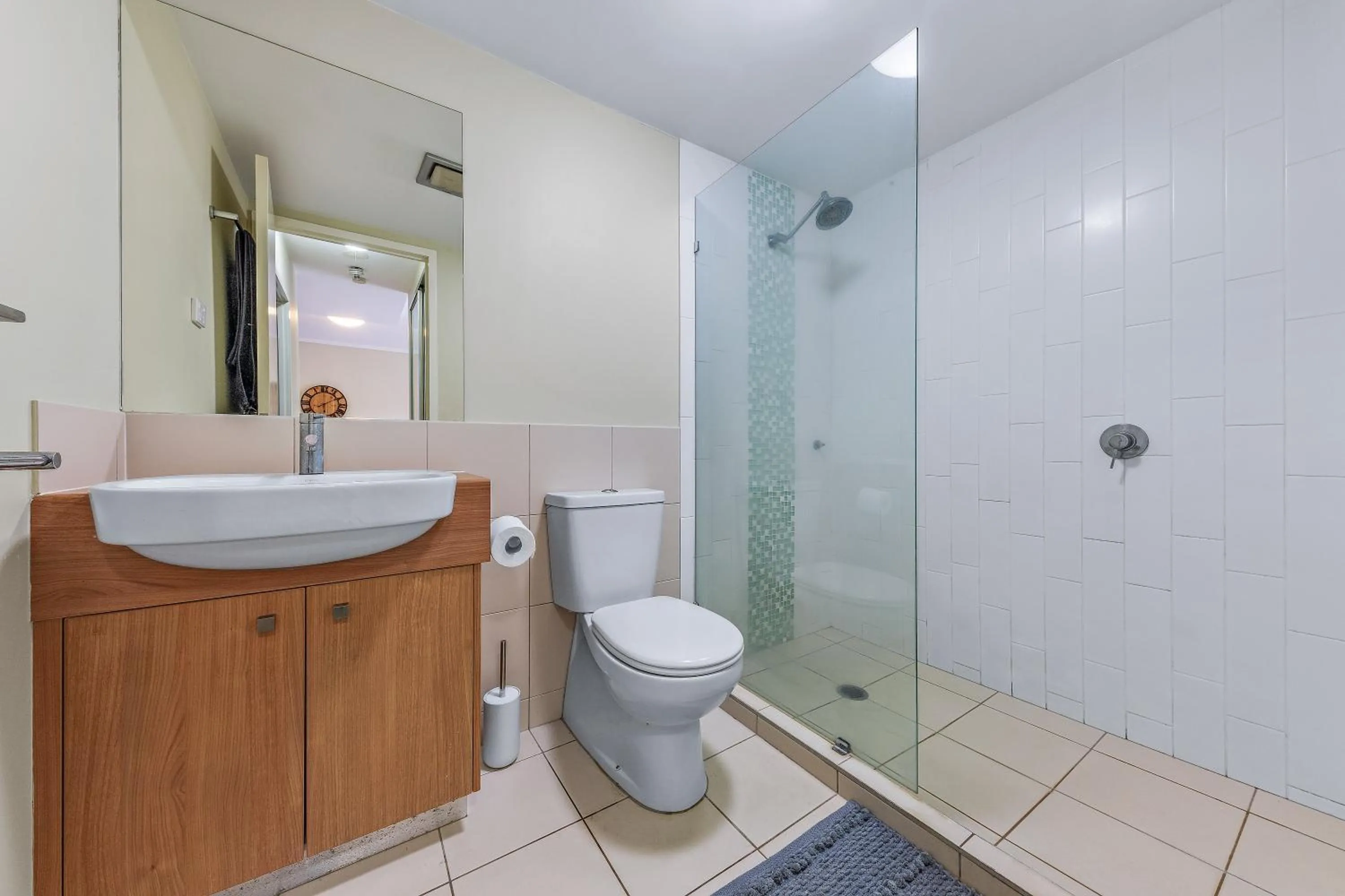 Shower in Airlie Summit Apartments