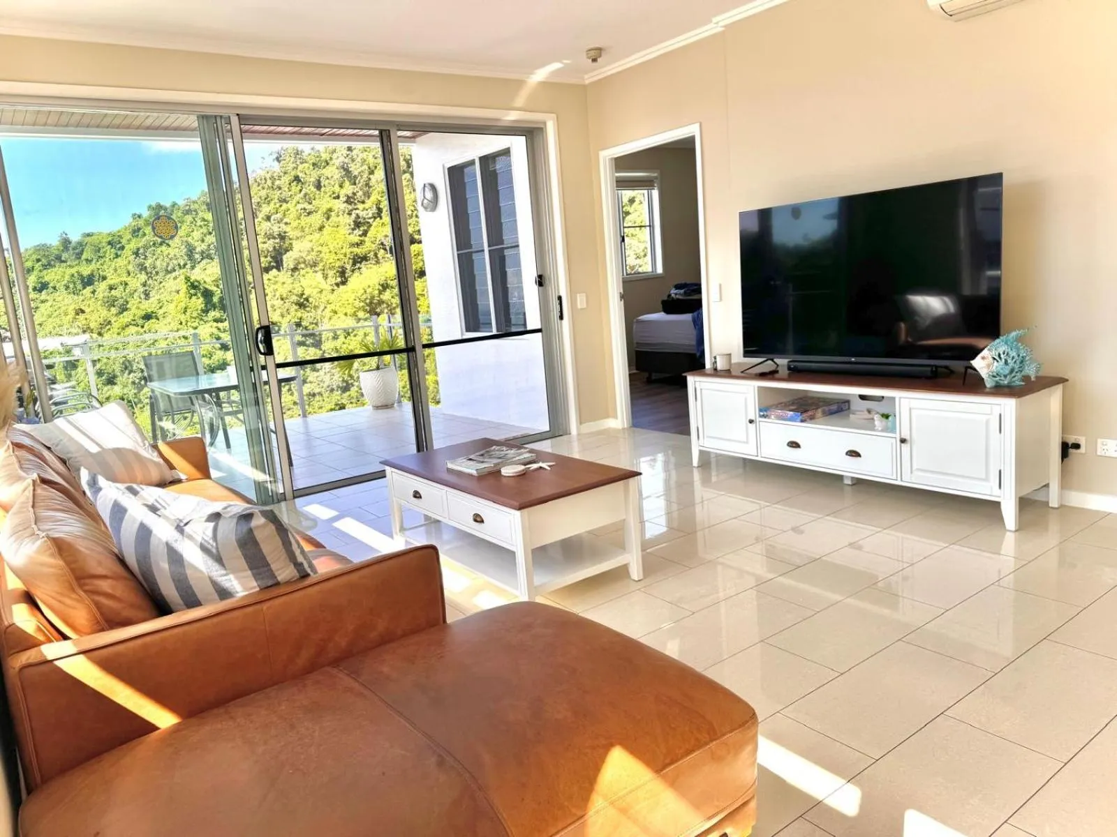 Living room in Airlie Summit Apartments