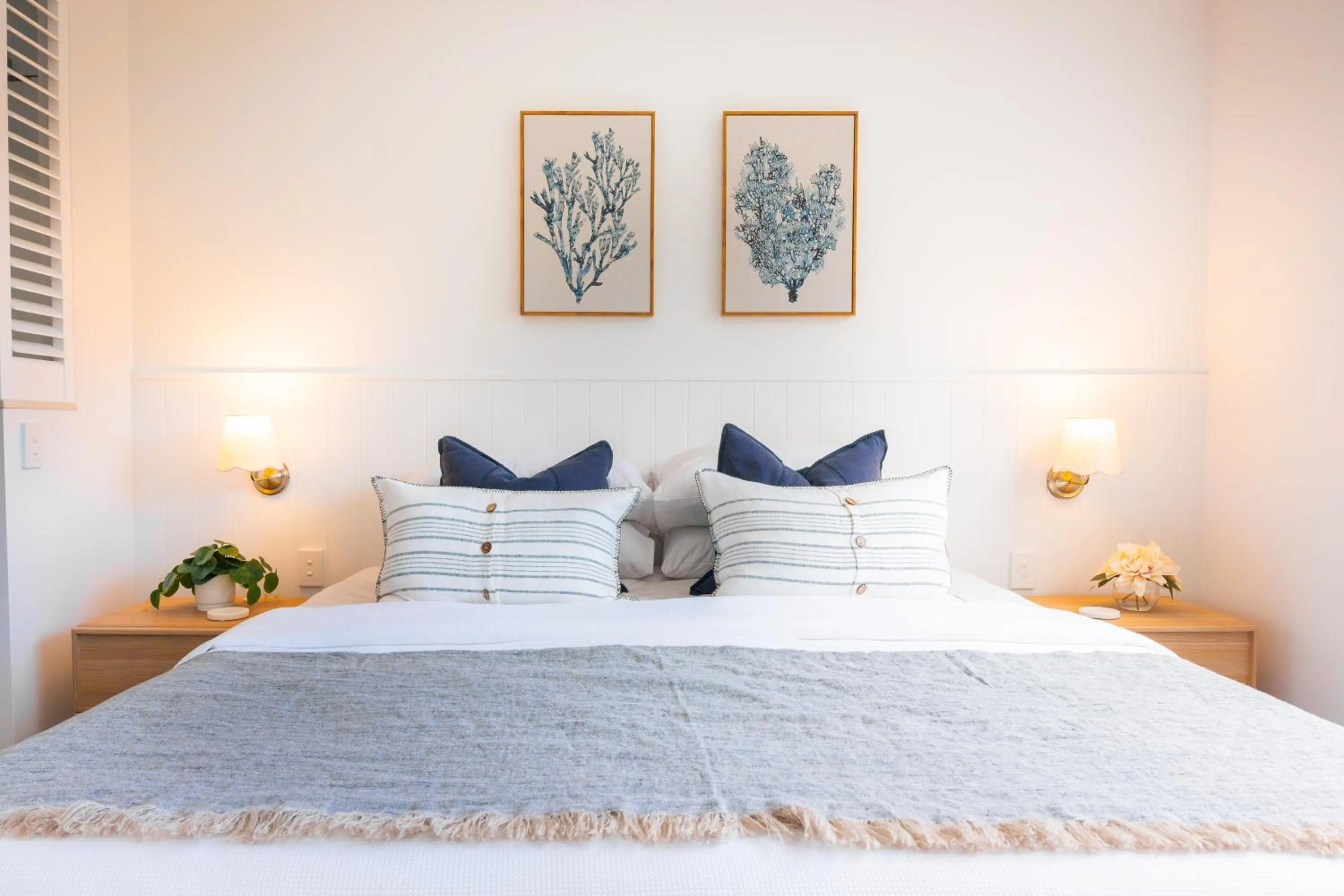 Bedroom, Bed in Airlie Summit Apartments