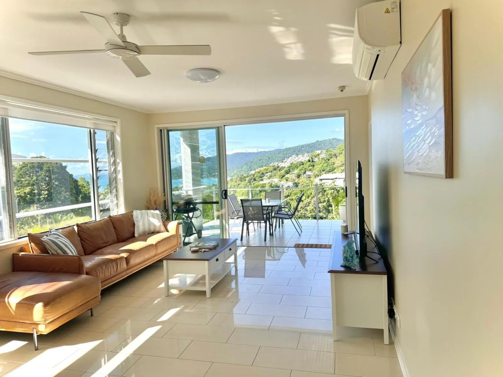Living room in Airlie Summit Apartments