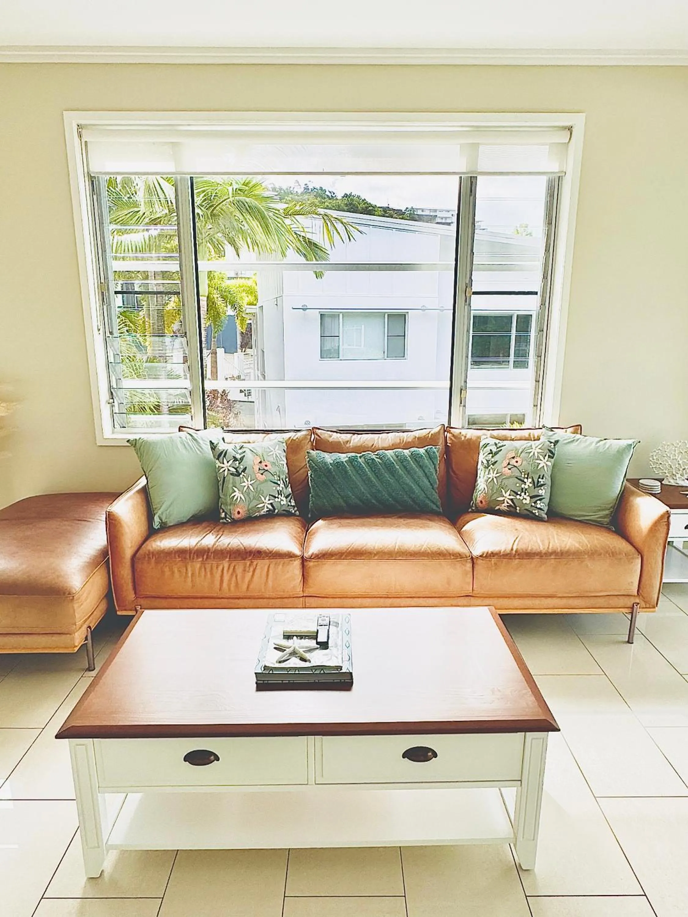 Living room in Airlie Summit Apartments