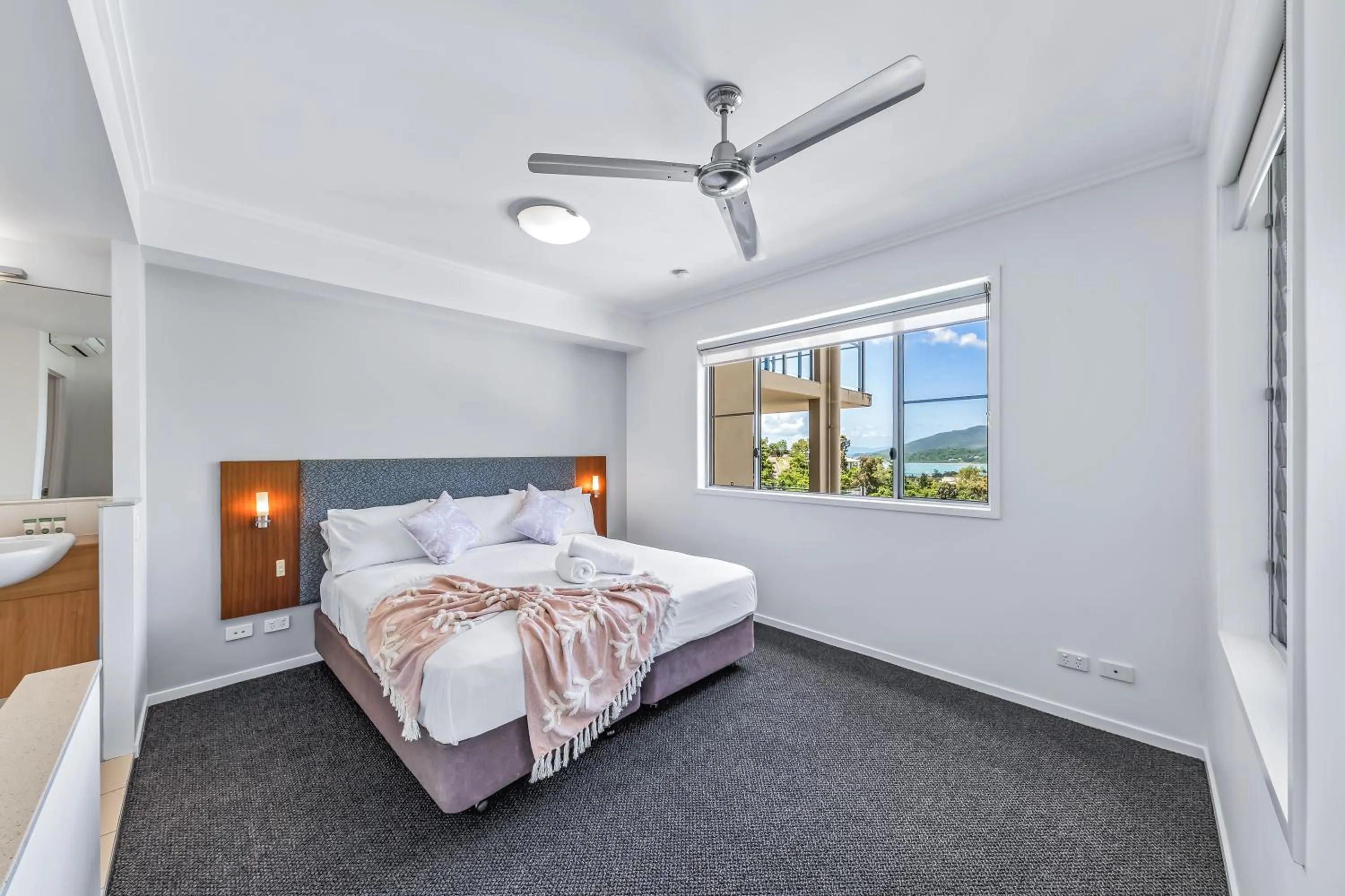 Bed in Airlie Summit Apartments