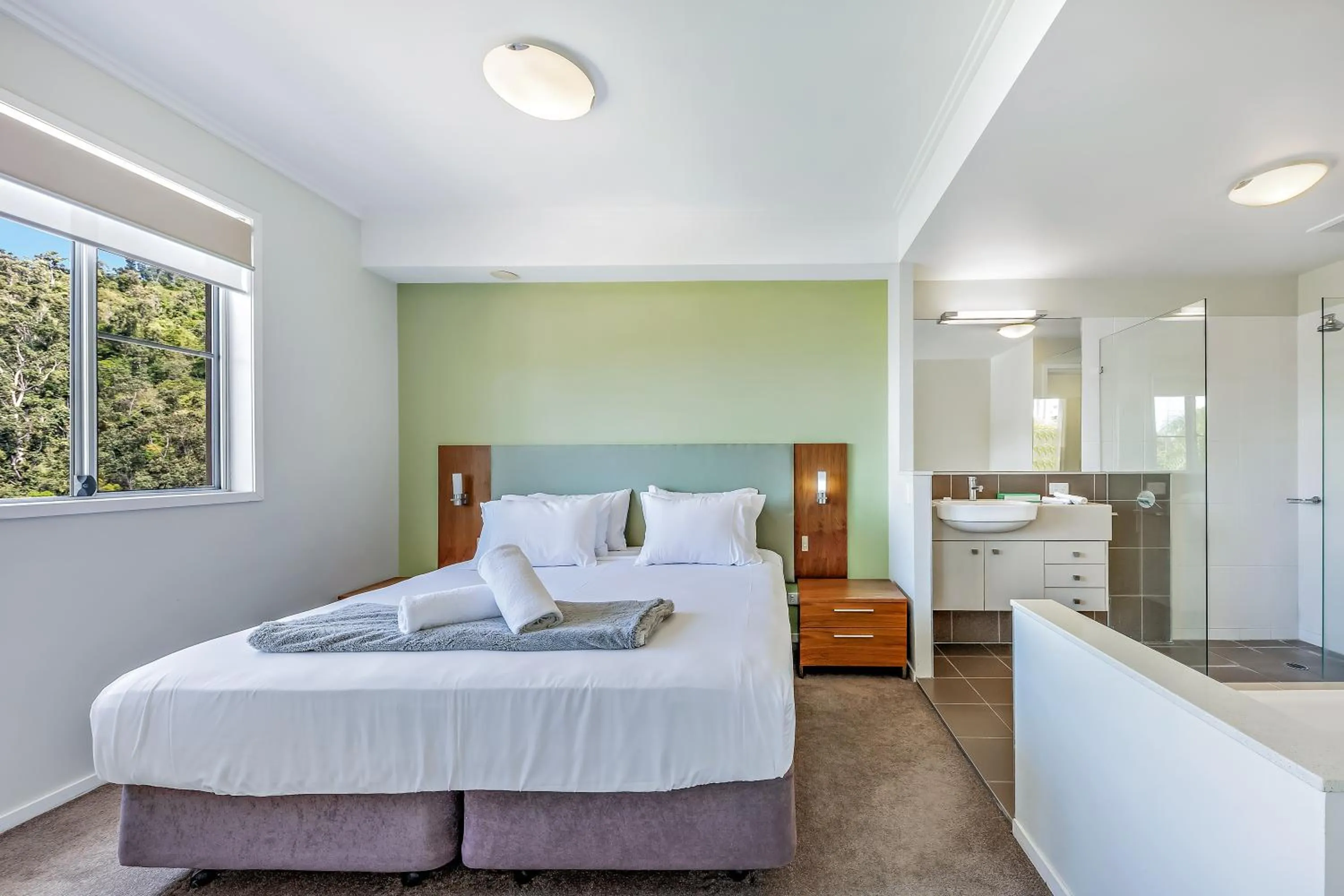 Bed in Airlie Summit Apartments