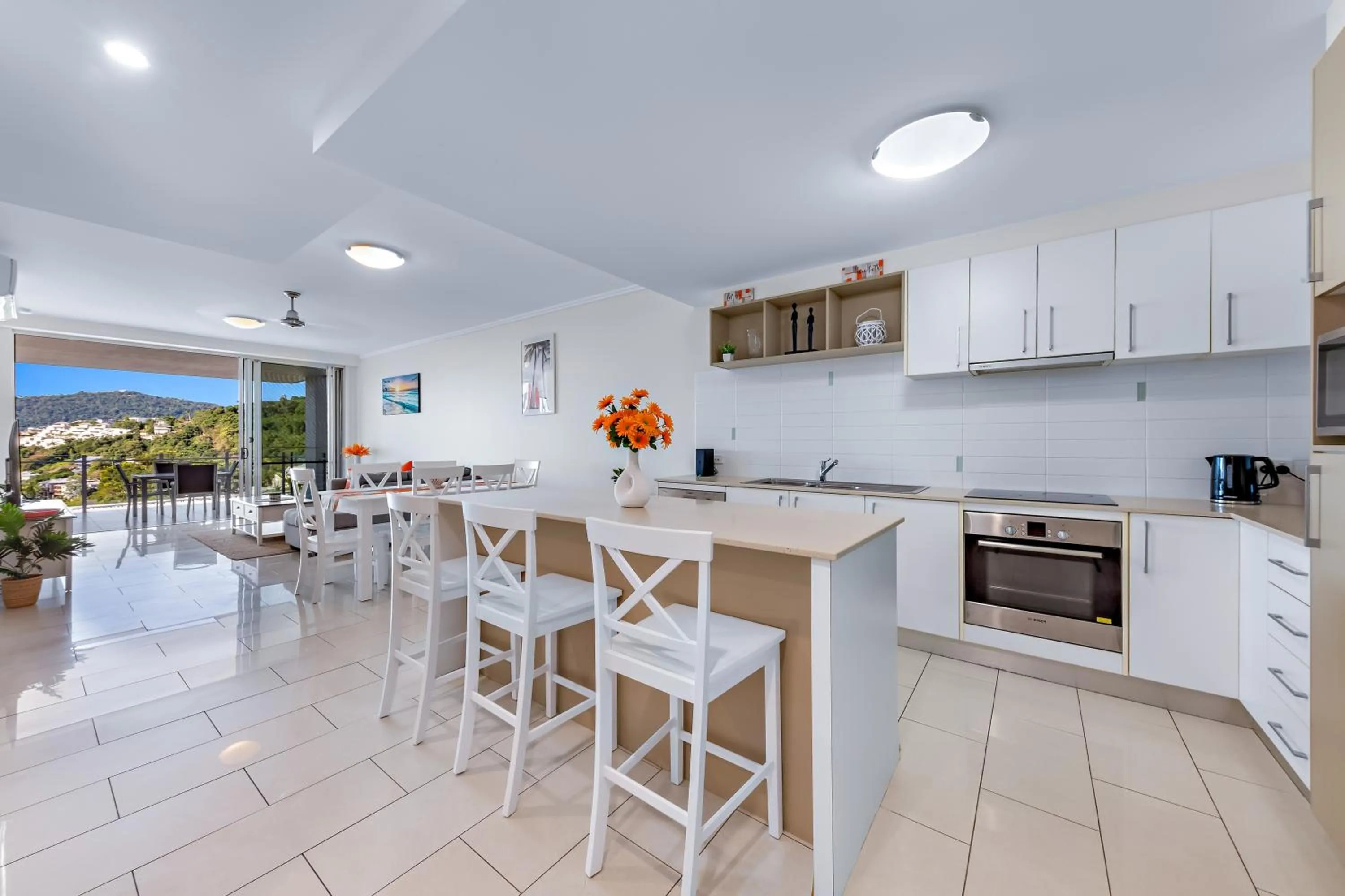 Kitchen or kitchenette in Airlie Summit Apartments
