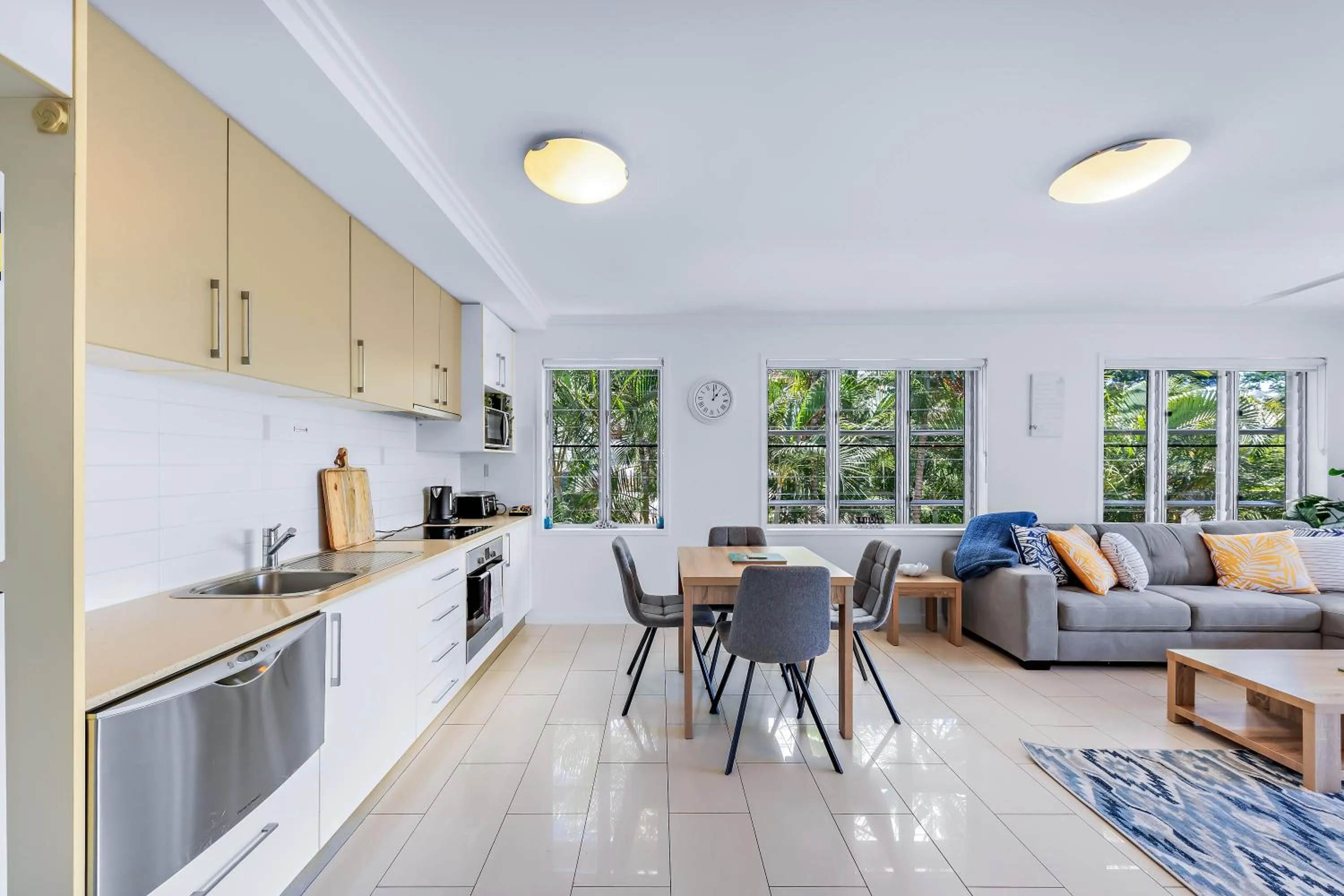 Kitchen or kitchenette in Airlie Summit Apartments