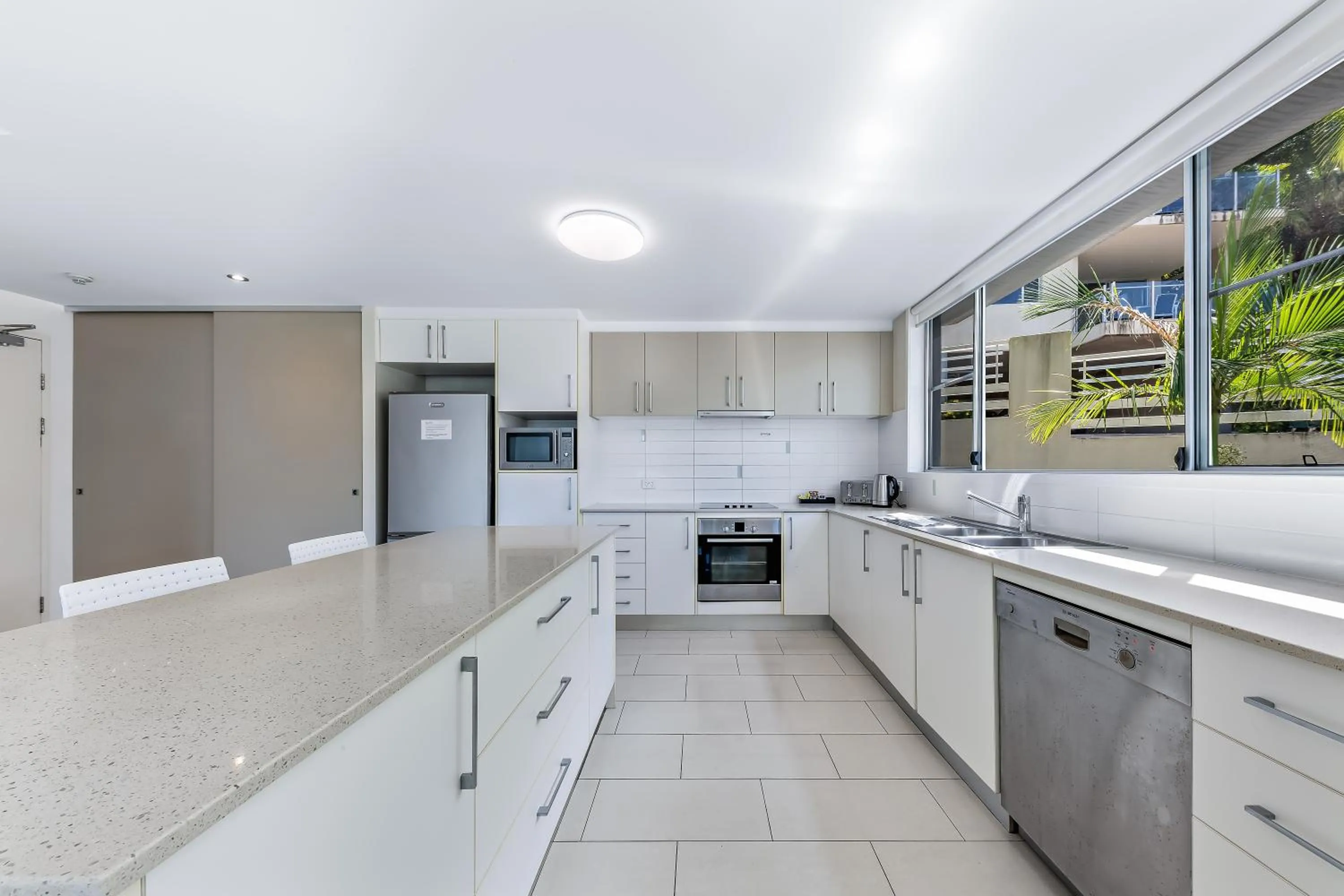 Kitchen or kitchenette in Airlie Summit Apartments