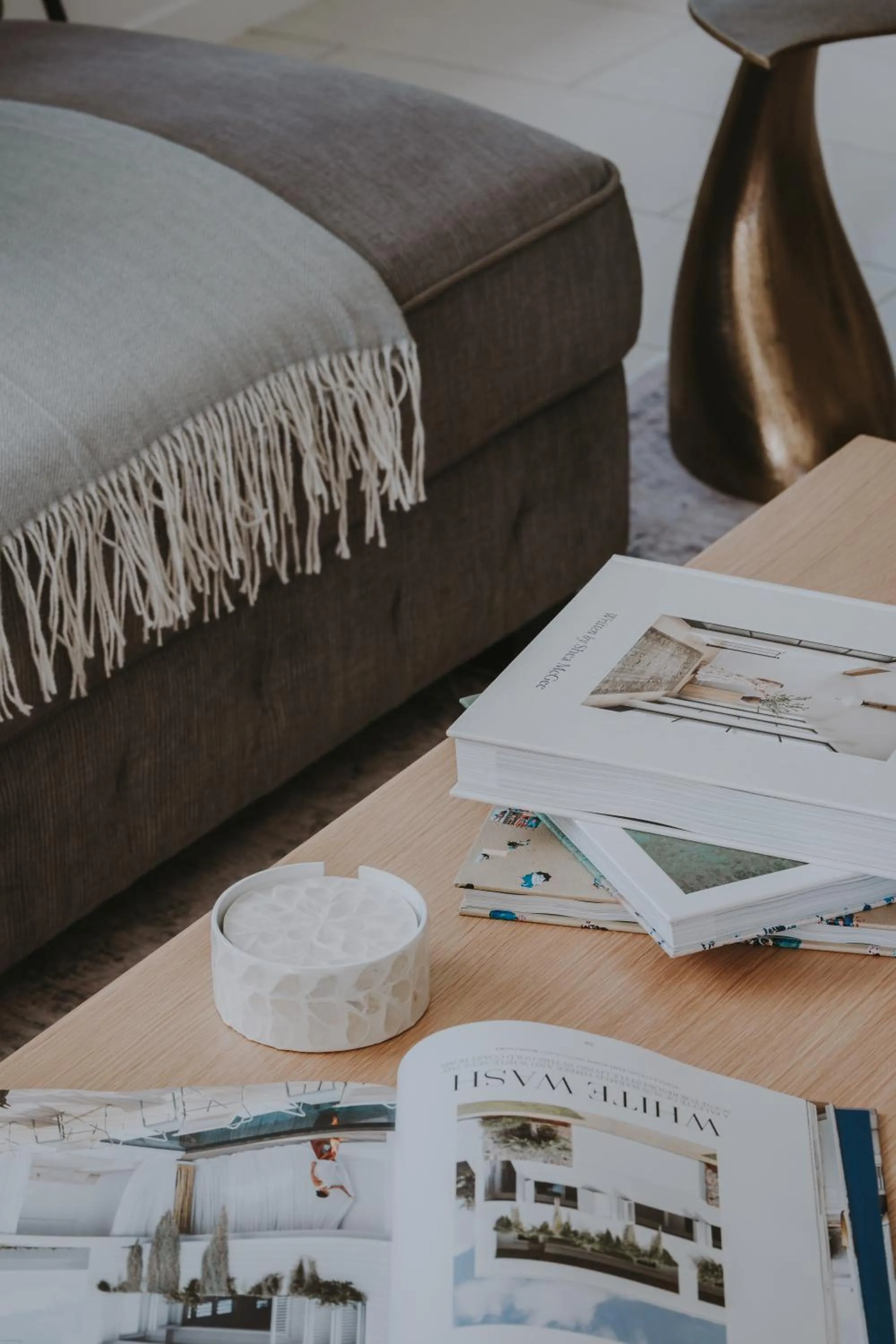 Living room, Bed in Airlie Summit Apartments