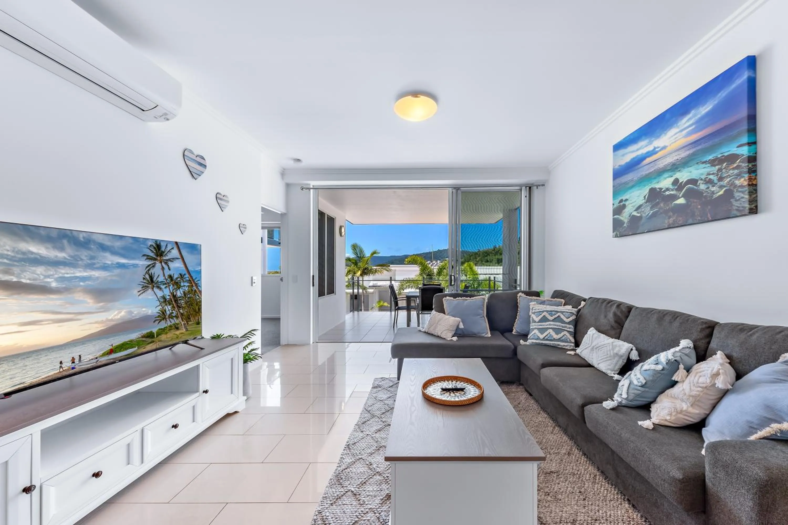 Living room in Airlie Summit Apartments