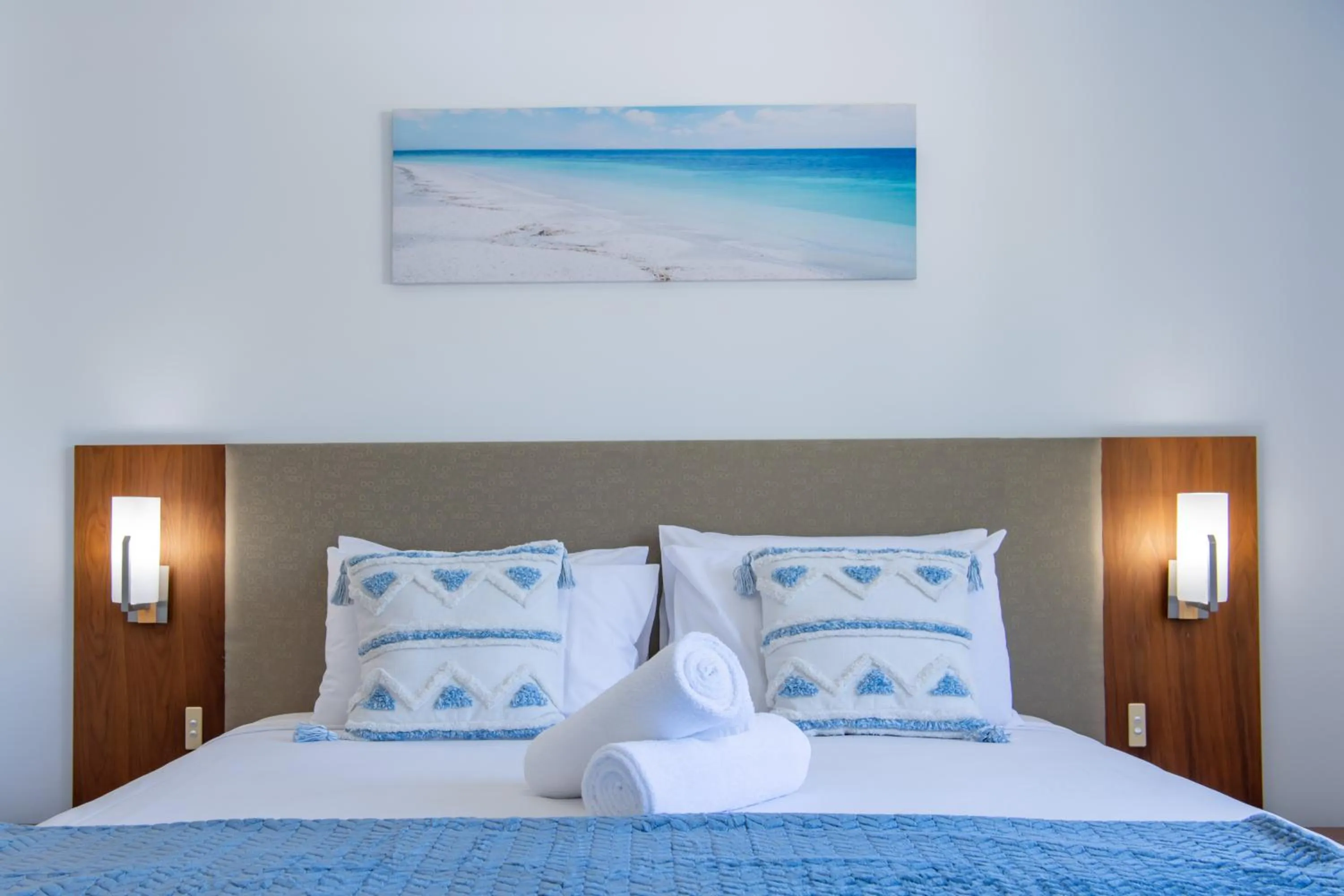 Bathroom, Bed in Airlie Summit Apartments