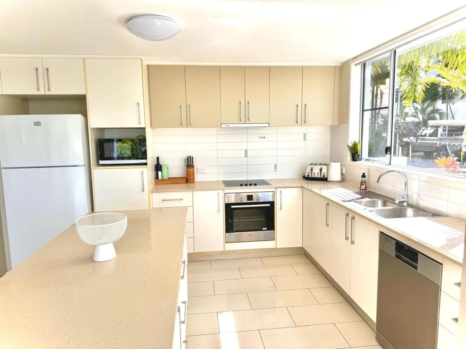 kitchen in Airlie Summit Apartments
