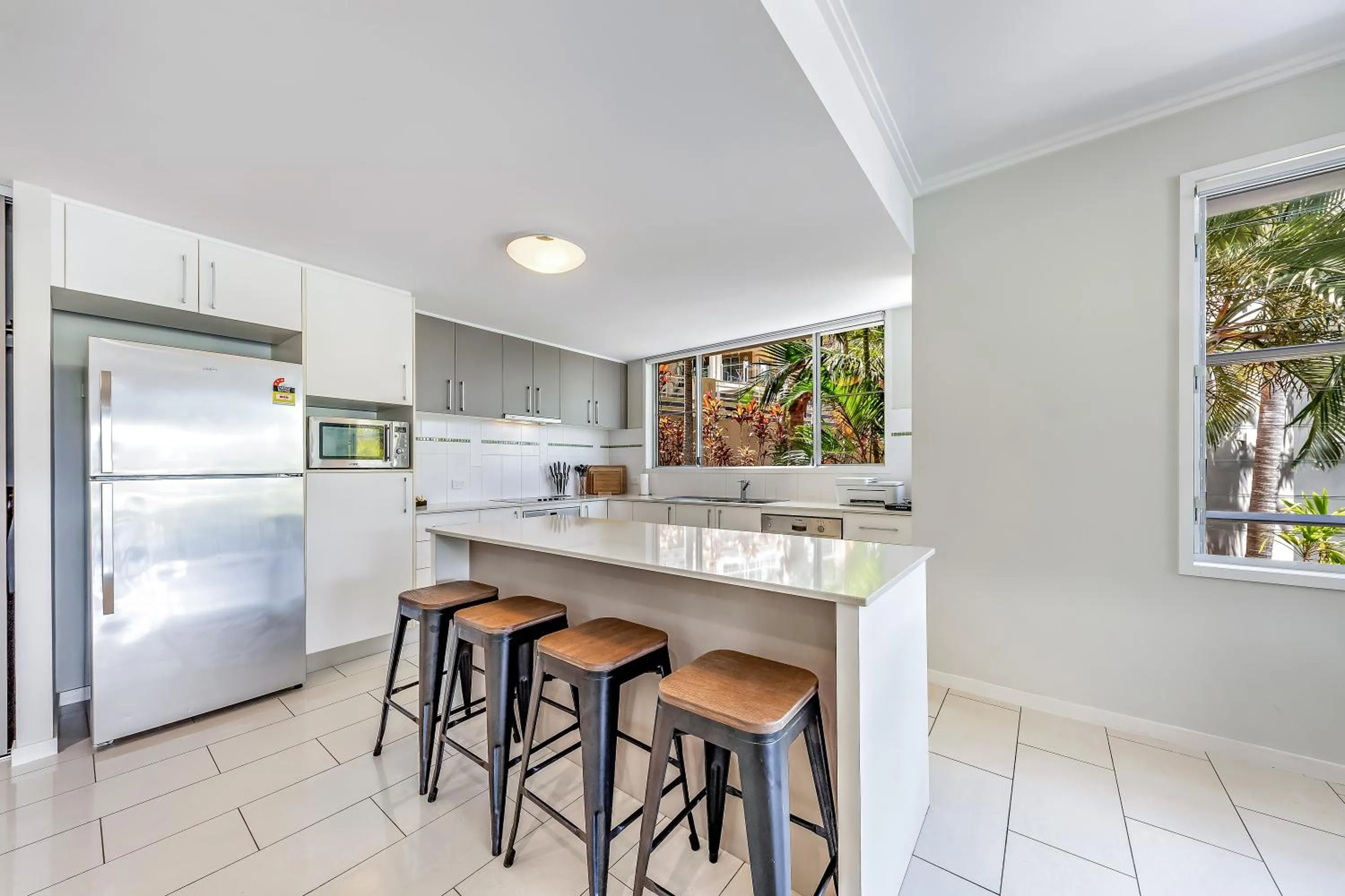 Kitchen or kitchenette in Airlie Summit Apartments