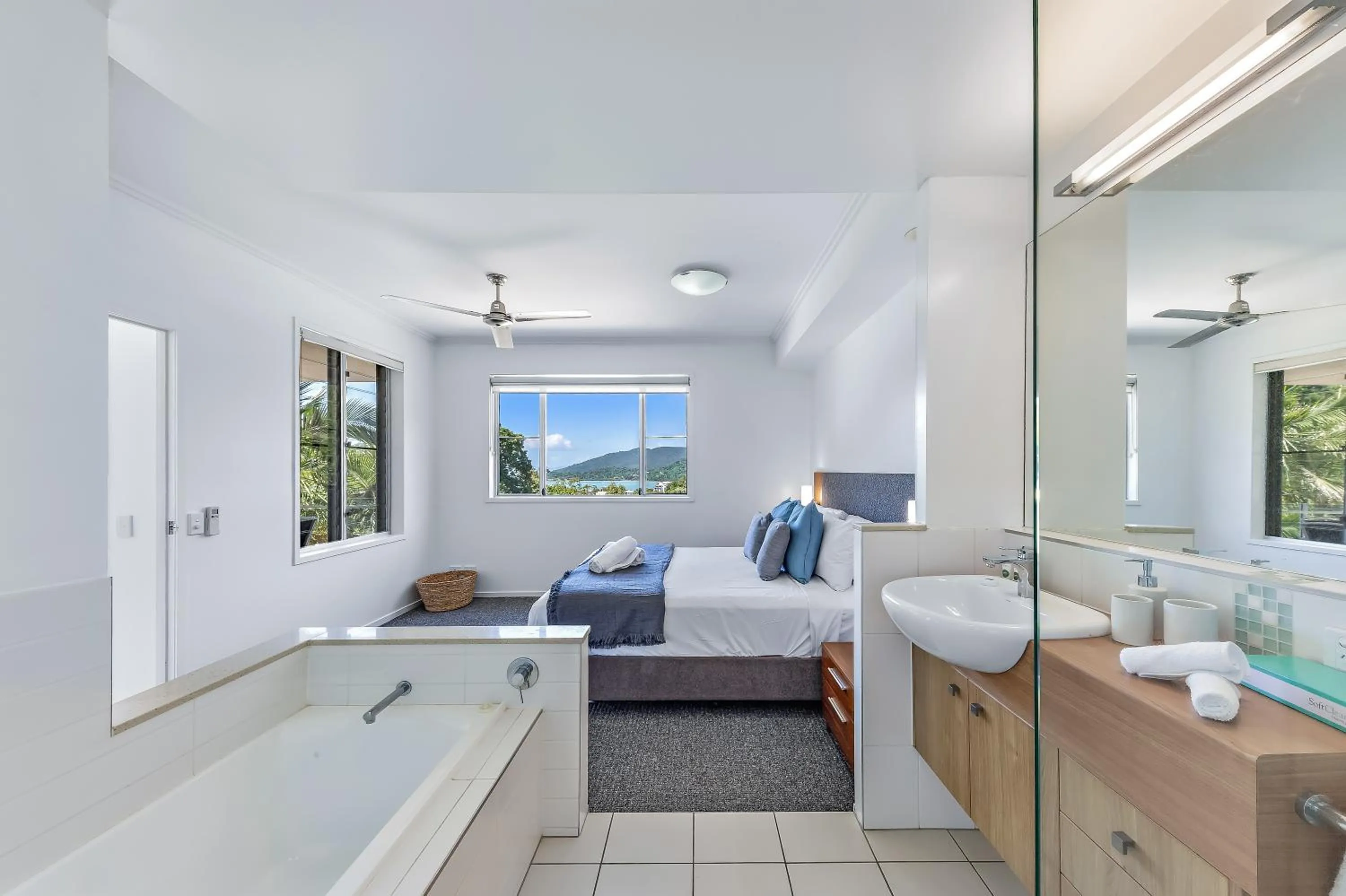 Bed in Airlie Summit Apartments